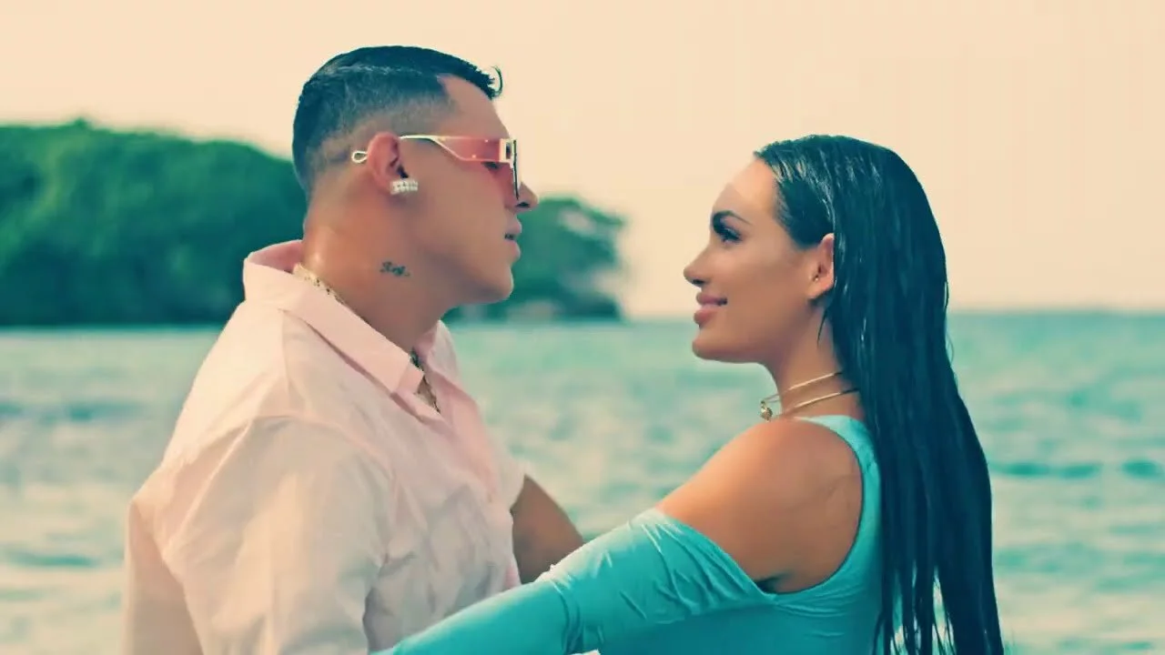 Mackie Ft. Kevin Roldan - Las 12 (Video Oficial)