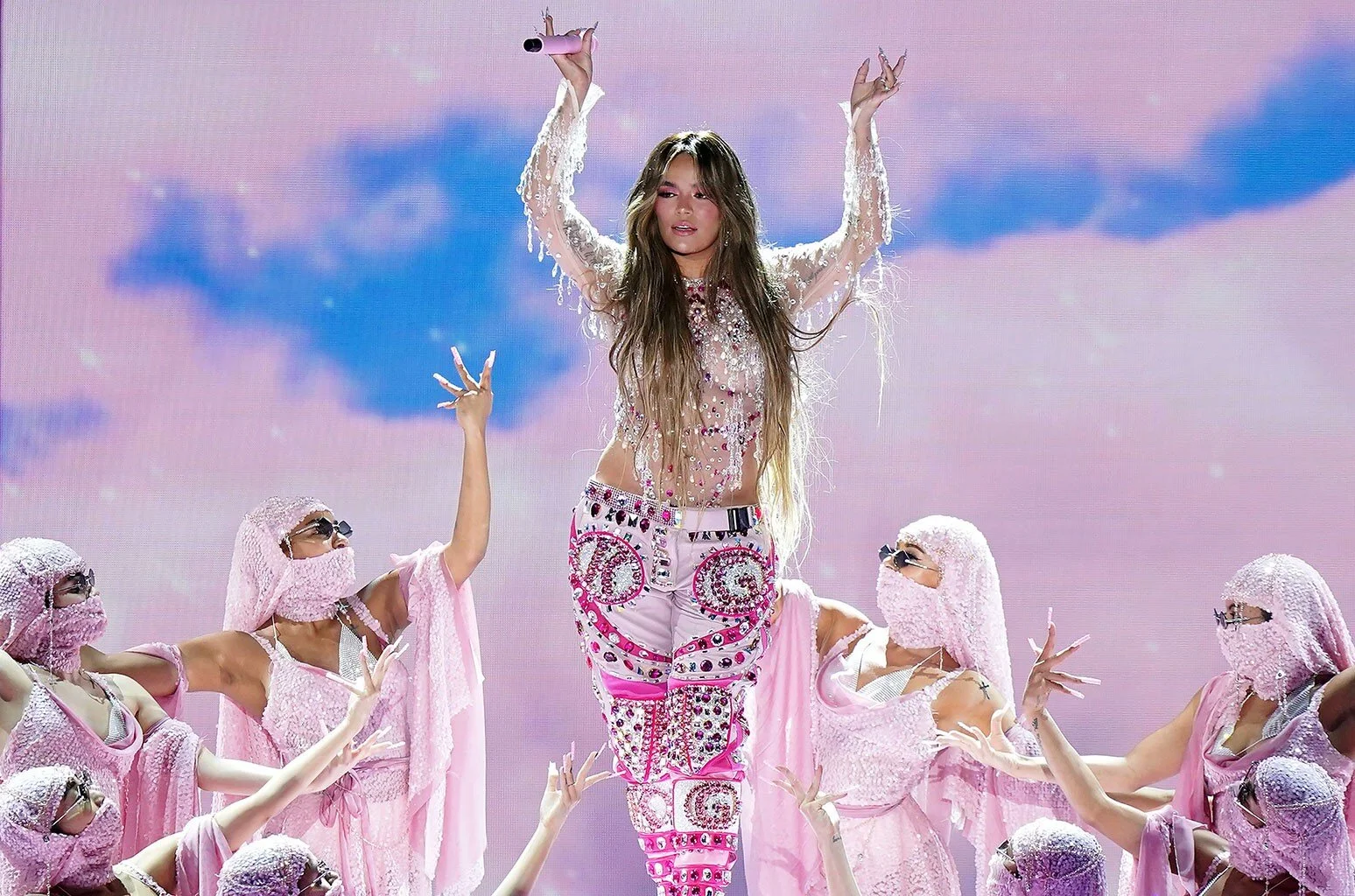 Karol G recrea el video de 'Tusa' en su presentación de los Latin Grammys 2020