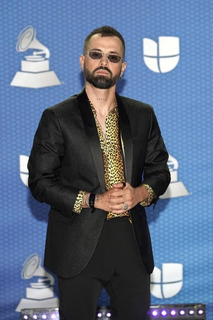 Mike Bahía presenta su nuevo sencillo "Quiéreme" y gana el Latin Grammy como Mejor Nuevo Artista