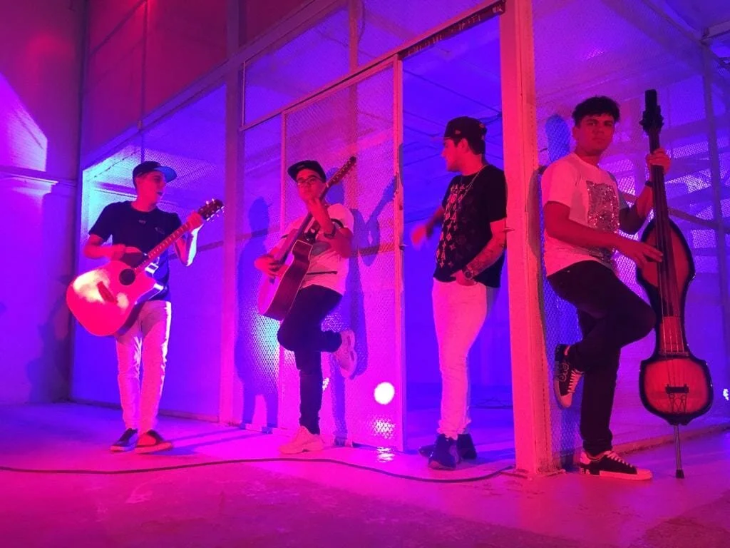 El grupo sierreño "Nuevo Trayecto" firma contrato con Universal Music Latin y Fonovisa