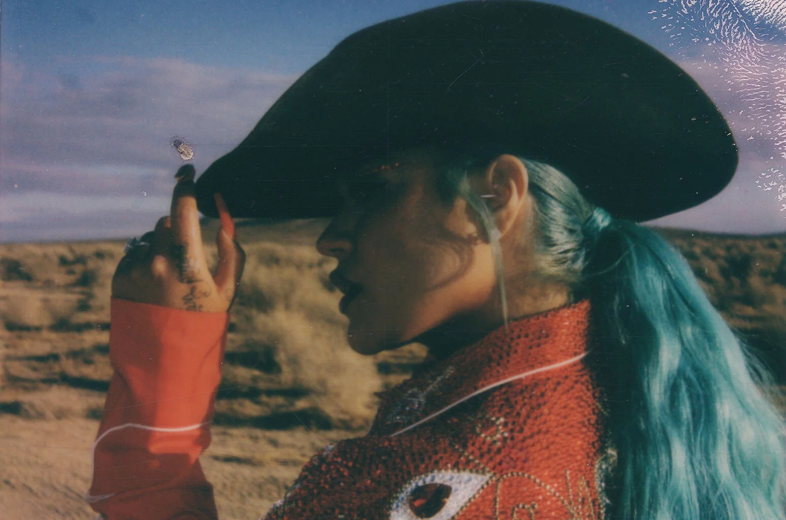 Karol G lanza su nuevo sencillo "Location" con Anuel AA y J Balvin