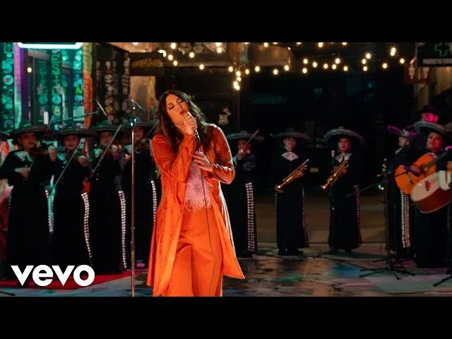 Yuridia - ¿Con Qué Se Pega un Corazón? (Video Oficial)