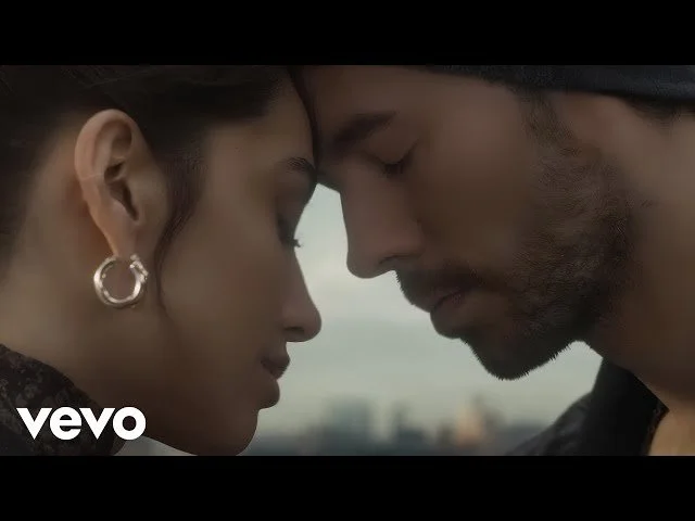 Enrique Iglesias, Maria Becerra - Así Es La Vida (Video Oficial)