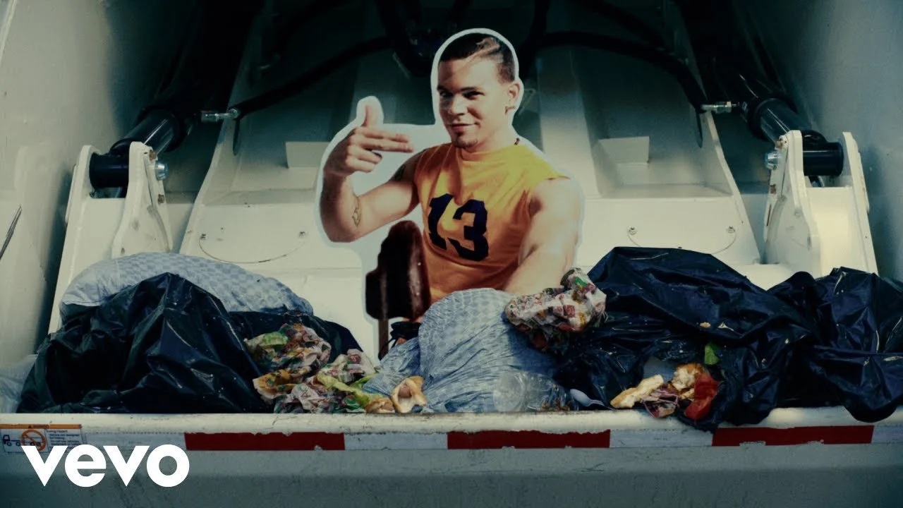 Residente - Ron En El Piso (Video Oficial)
