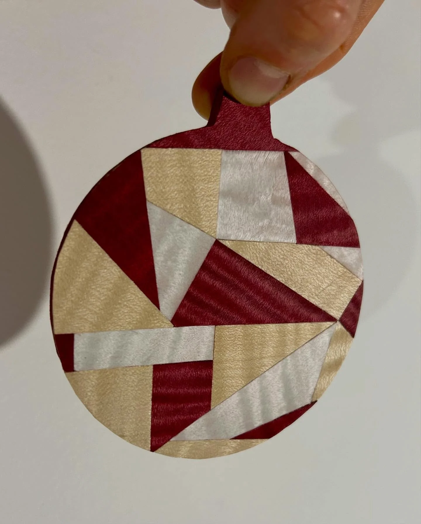 Wood marquetry exercises during Christmas break 🎄 

#marquetry #inredningsdetaljer #jul #julmarknad #skanstorgetgbg