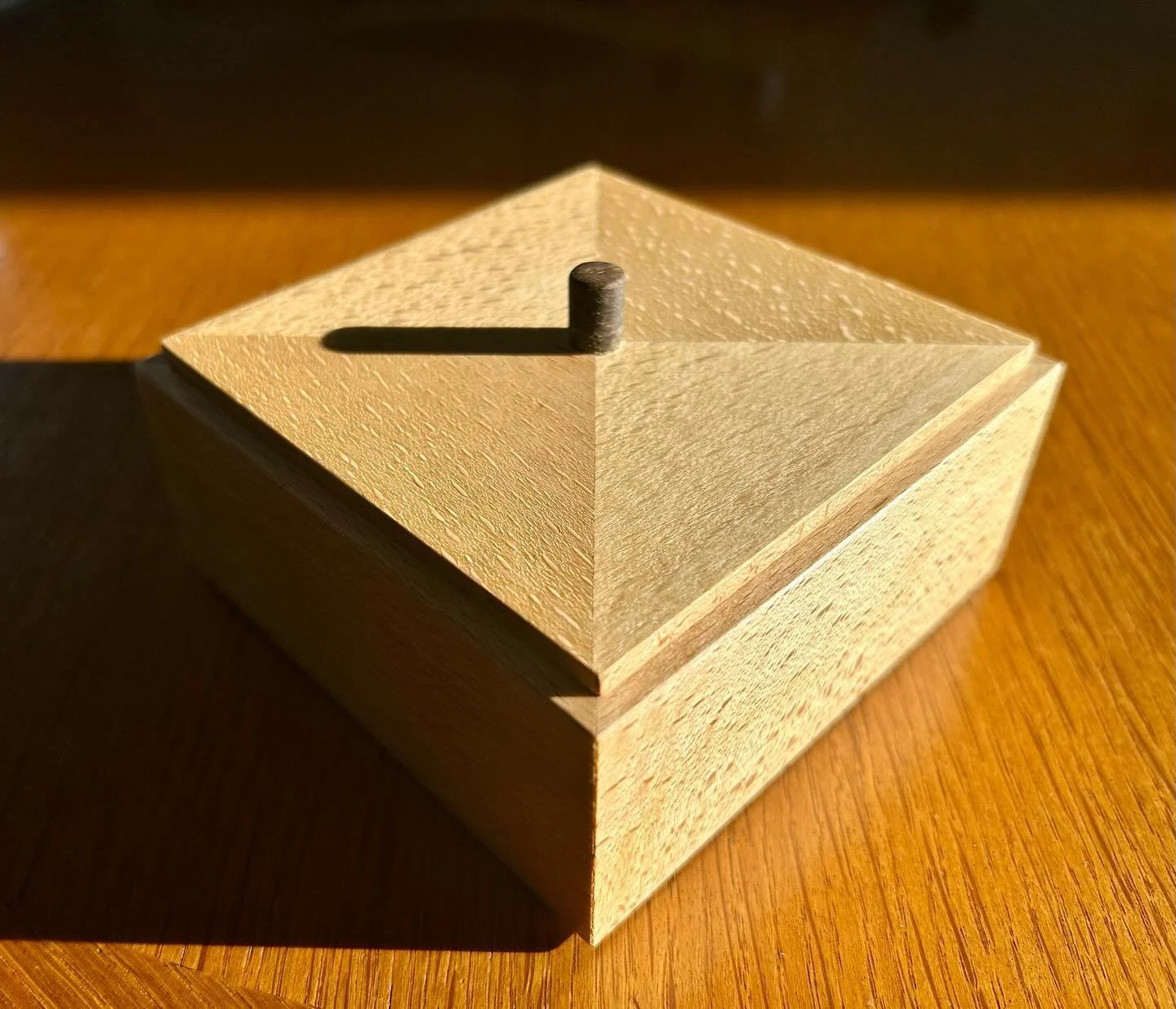 Jewelry box

11x11x6cm
quatersawn beech
suede inner bottom
lid with diamond pattern parquetry

#smycken #konsthantverk #skanstorgetgbg #collectible #inredningsinspo #inredning #smyckestillbeh&ouml;r