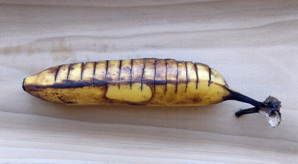 Kerf-cut banana (straightened banana)