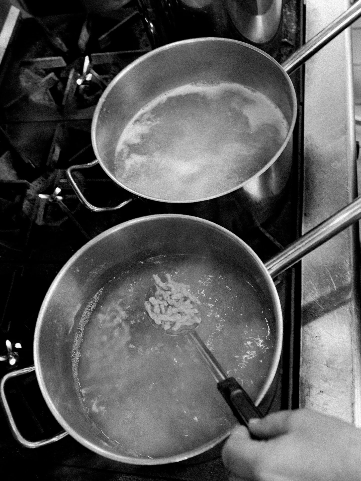 Salting your pasta water isn&rsquo;t a chef &ldquo;extra&rdquo; &mdash; it&rsquo;s food science&hellip;🧂

When pasta cooks, it absorbs water. If that water is properly salted, the starch hydrates with seasoning built in. If it&rsquo;s plain water, t