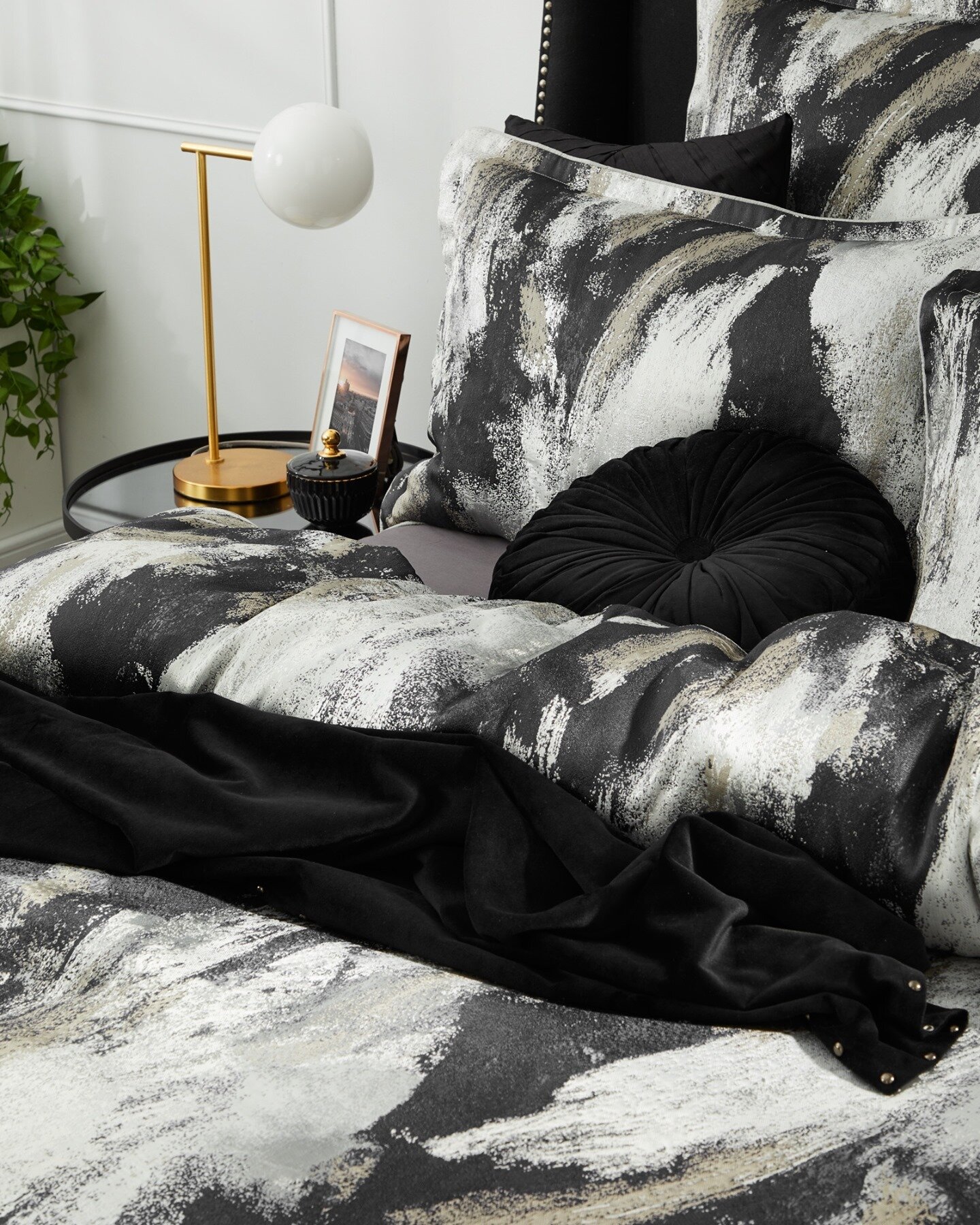 Vasari's yarn-dyed jacquard weave incorporates metallic threads for lustrous shine and subtle glamour. ⁠
⁠
Consider adding a throw and textured cushions to complete the look. 🖤⁠
⁠
#vasari #harveynorman