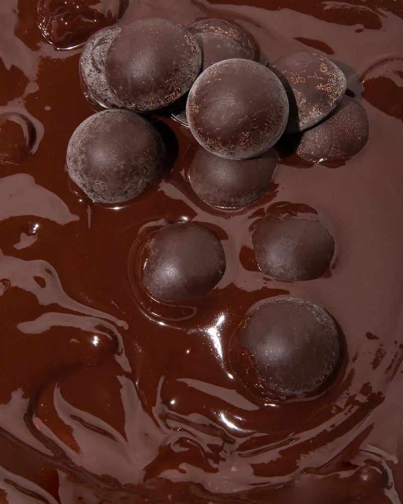 mamamuti-organic-cacao-buttons-chocolate.webp