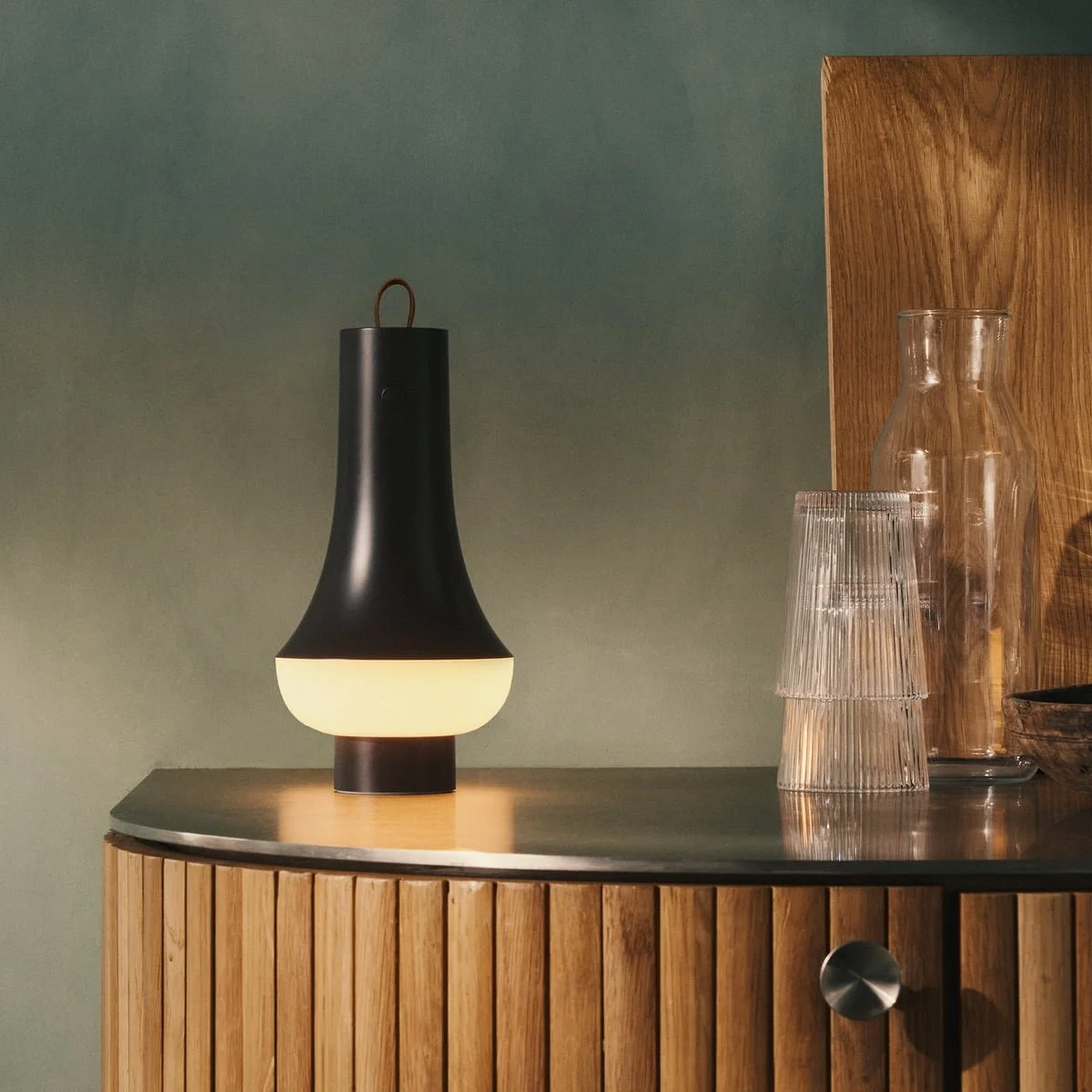Louis-Poulsen-Tomoshi-Portable-Akku-LED-Tischleuchte-dunkelbraun-Situation-1.jpg