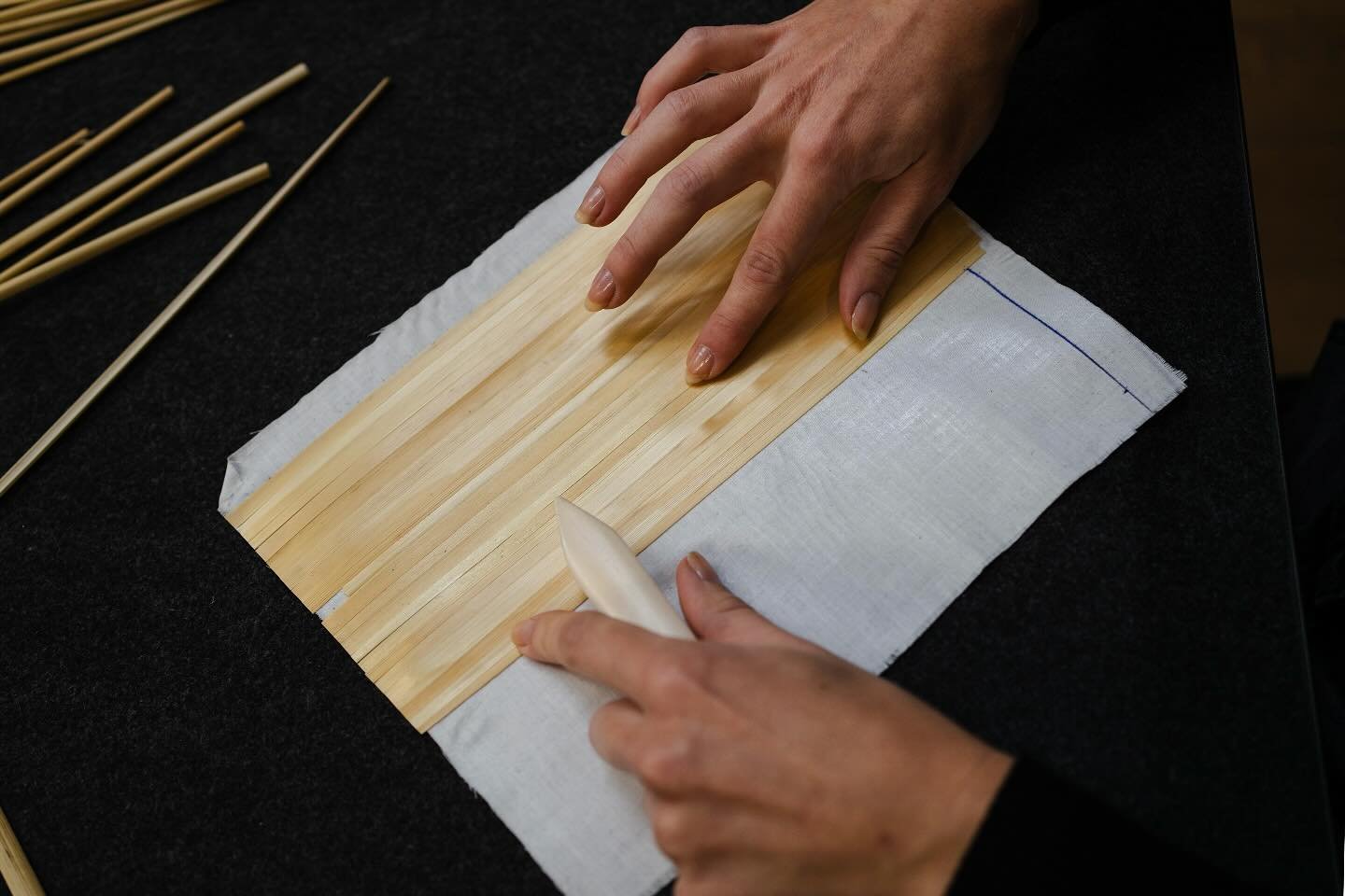 La marqueterie de paille se travaille &agrave; la main, brin apr&egrave;s brin, pour r&eacute;v&eacute;ler toute sa finesse et son &eacute;clat naturel.

#MarqueterieDePaille #SavoirFaireFran&ccedil;ais #FinitionMain #AtelierLuxe #ArtisanatDeLuxe #D&