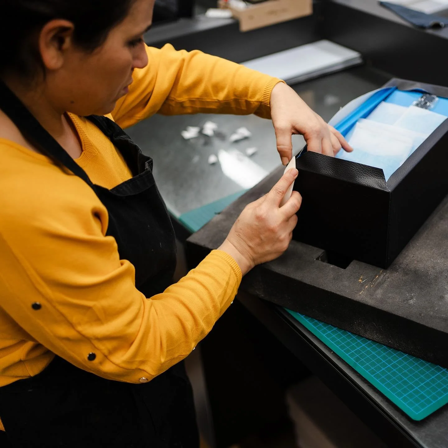 Le gainage est un art. Chaque millim&egrave;tre compte, chaque geste est r&eacute;p&eacute;t&eacute; jusqu&rsquo;&agrave; la perfection. Nos artisans fa&ccedil;onnent &agrave; la main ces coffrets, alliant patience, minutie et ma&icirc;trise pour sub