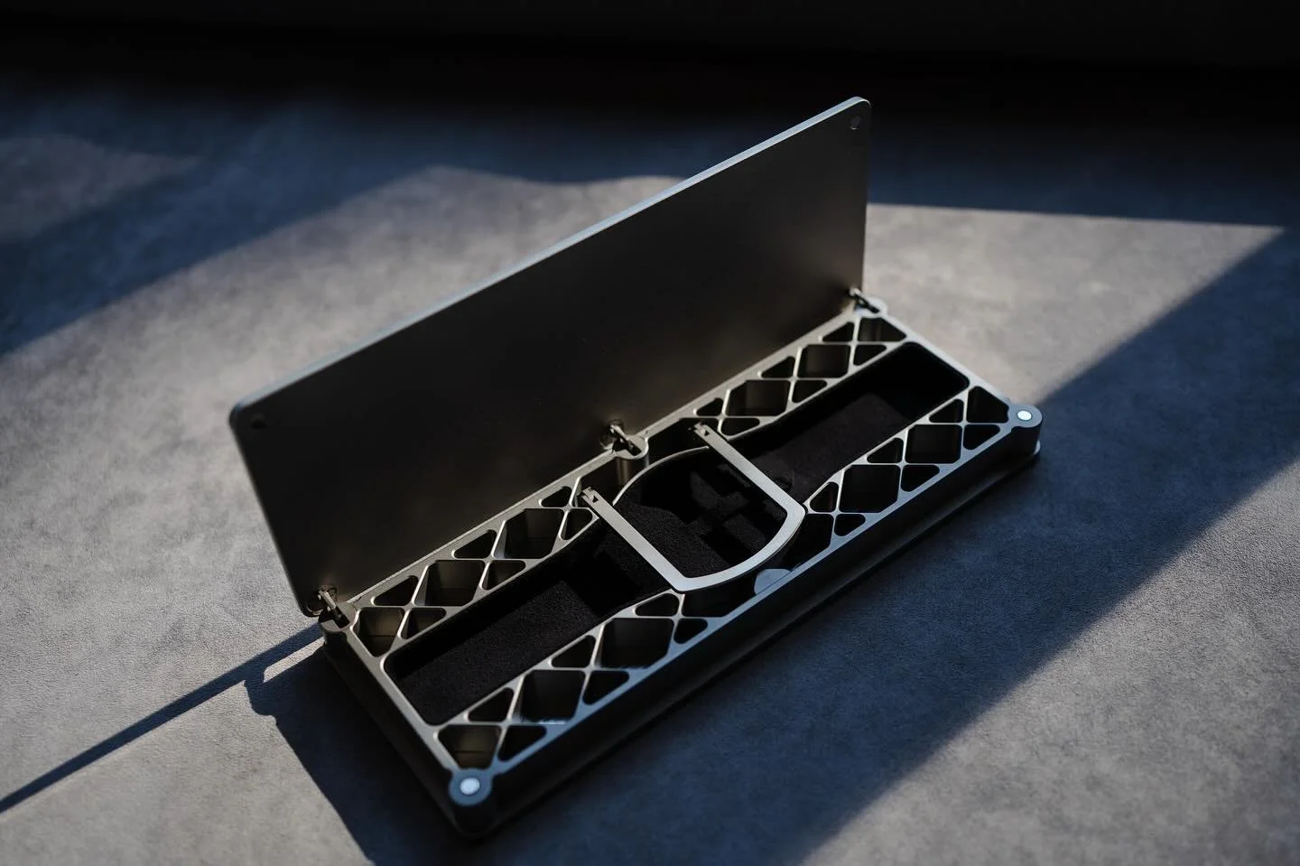 Chaque coffret na&icirc;t de la rencontre entre design contemporain et excellence artisanale.
Saurez-vous reconna&icirc;tre pour quelle montre embl&eacute;matique il a &eacute;t&eacute; cr&eacute;&eacute; ?

#AtelierLuxe #CoffretDeMontre #ArtisanatdA