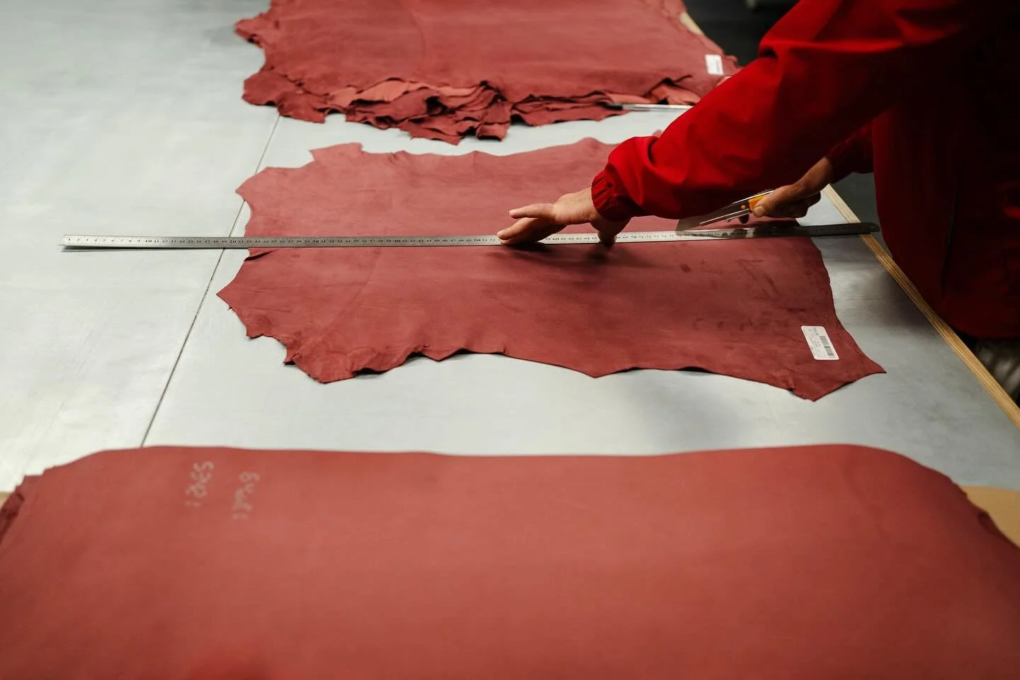 La pr&eacute;cision du geste, la noblesse de la mati&egrave;re.
&Agrave; l&rsquo;atelier, chaque peau est s&eacute;lectionn&eacute;e, mesur&eacute;e et d&eacute;coup&eacute;e &agrave; la main, pour garantir une exigence absolue dans chaque cr&eacute;