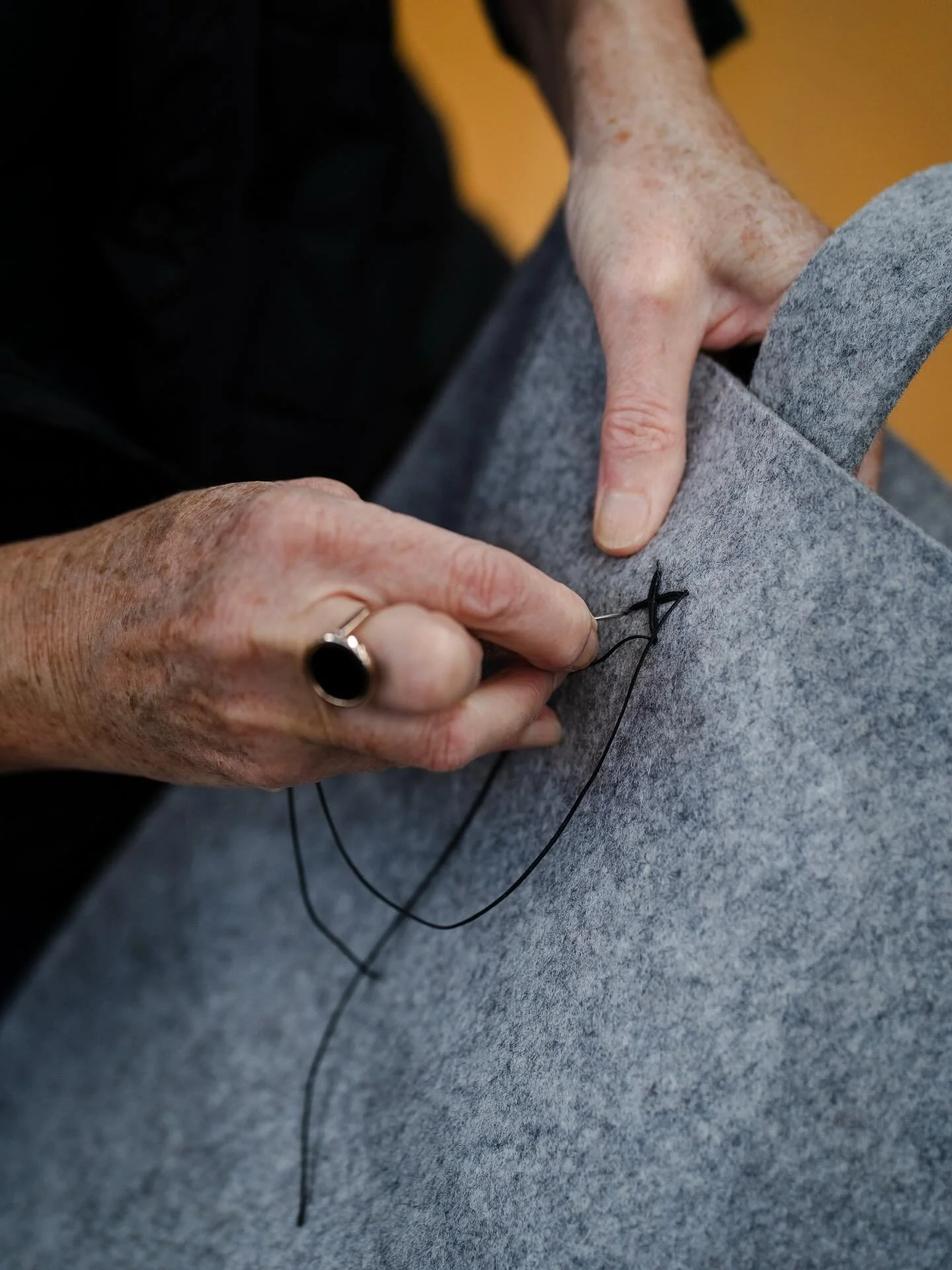 La main guide le fil, le geste donne forme &agrave; la mati&egrave;re. Chaque point raconte la patience et la ma&icirc;trise des artisans d&rsquo;Atelier Luxe.

#AtelierLuxe #ArtisanatdArt #SavoirFaireFrancais #DesignFran&ccedil;ais #MadeInFrance #Ha