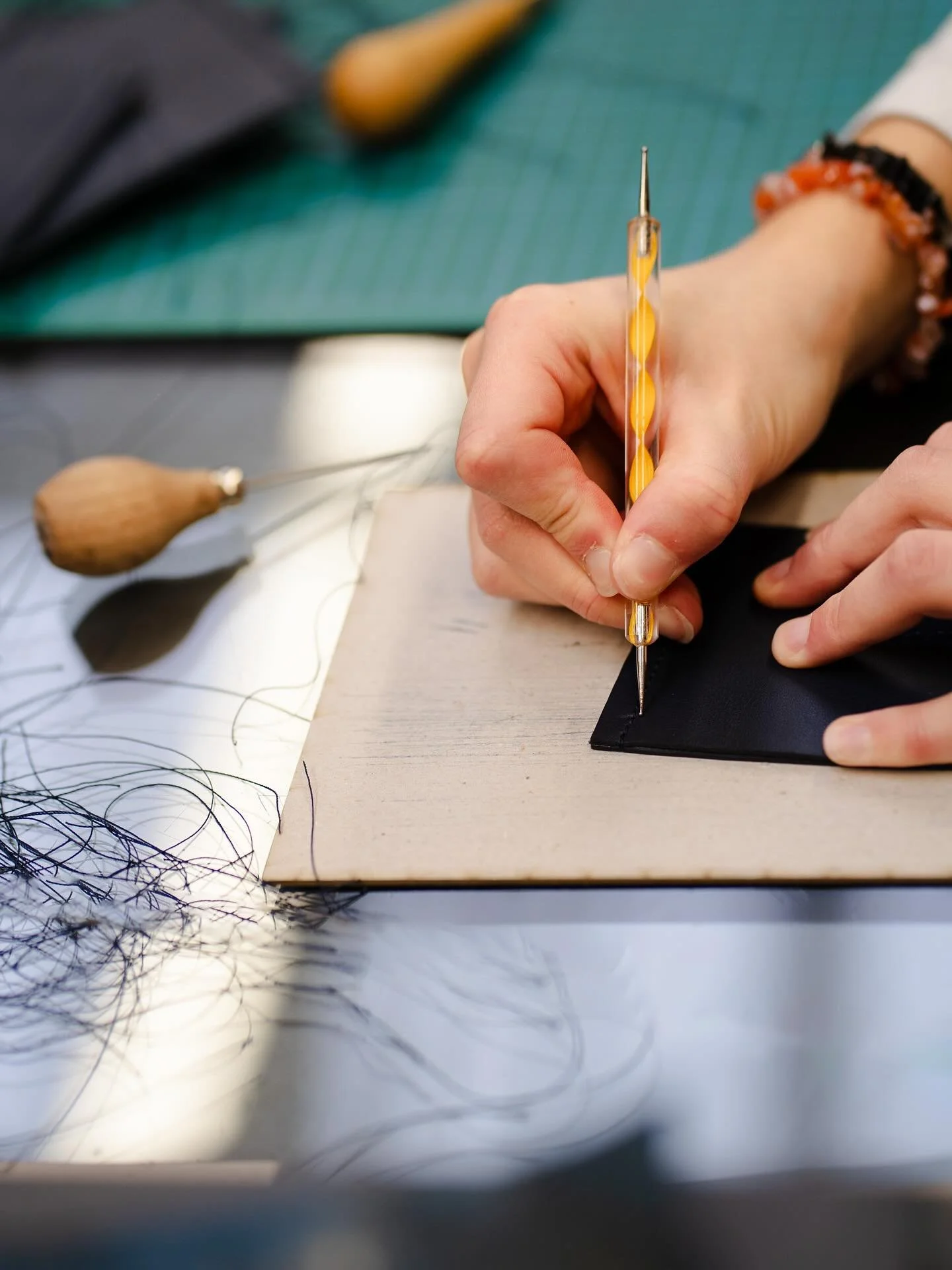 La perfection se construit dans les d&eacute;tails invisibles, ceux que seule la main de l&rsquo;artisan ma&icirc;trise.

#AtelierLuxe #ArtisanatdArt #SavoirFaireFrancais #MadeInFrance #HauteFacture #ObjetsdException #LuxuryDesign #FineCraftsmanship 