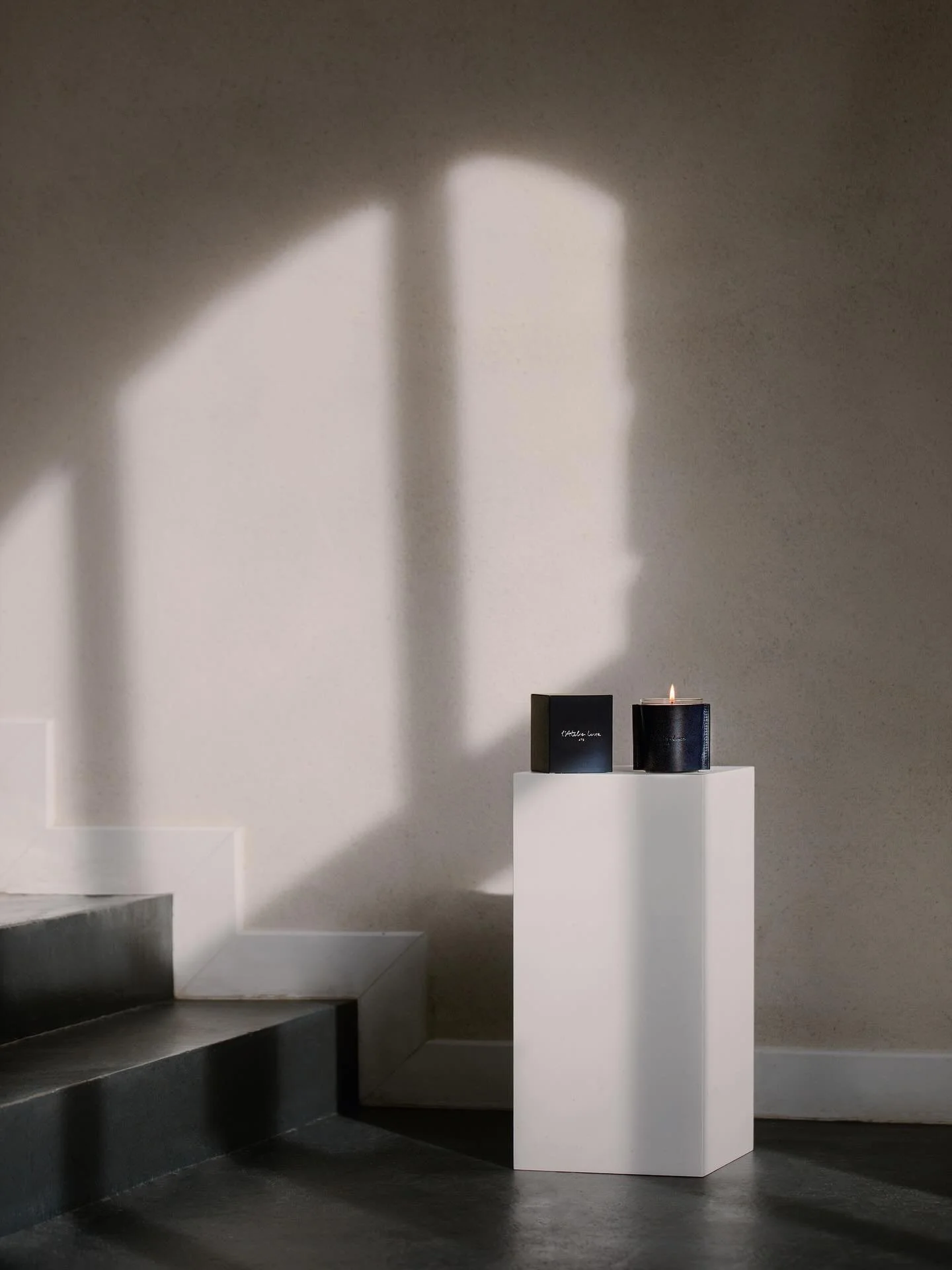 La lumi&egrave;re entre dans l&rsquo;atelier.
Notre bougie en prolonge l&rsquo;&eacute;clat.

#AtelierLuxe #ObjetdException #ArtisanatdArt #SavoirFaireFrancais #MadeInFrance #DesignFran&ccedil;ais #HauteFacture #LuxuryDesign #FrenchCraftsmanship #Int