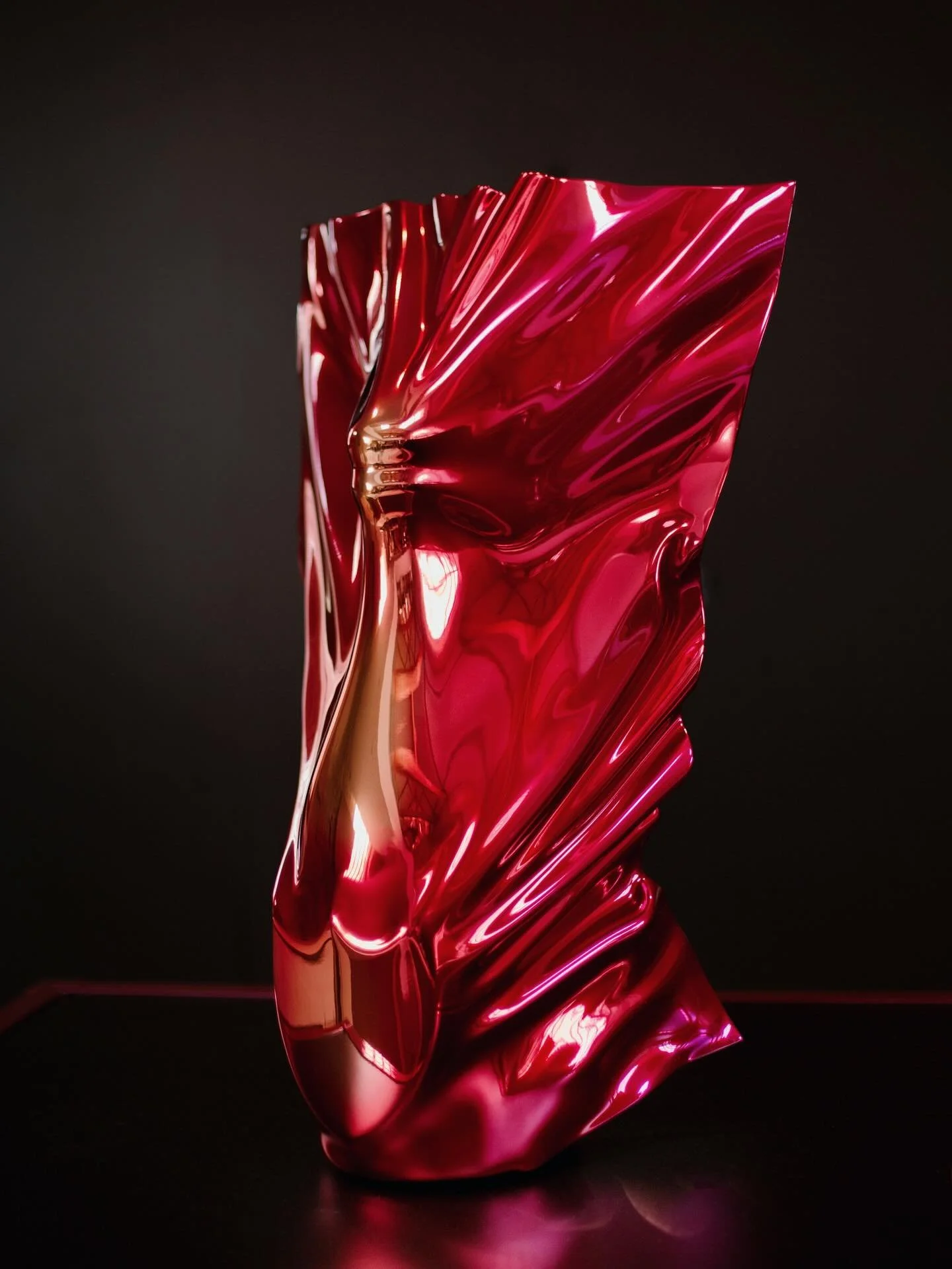 Entre sculpture et lumi&egrave;re, l&rsquo;&eacute;dition Dom P&eacute;rignon x Lady Gaga c&eacute;l&egrave;bre l&rsquo;audace cr&eacute;ative. Un &eacute;cho parfait &agrave; son retour sur sc&egrave;ne en France ces jours-ci.

Design by @servairean