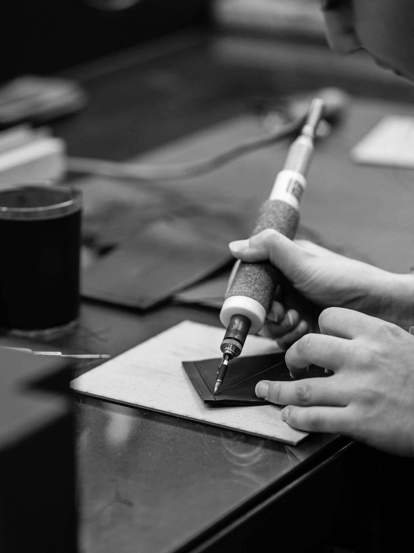 Finition apr&egrave;s finition, le cuir se r&eacute;v&egrave;le.

#AtelierLuxe #ArtisanatdArt #Cuir #HauteFacture #SavoirFaireFrancais #MadeInFrance #DesignFran&ccedil;ais #ObjetsdException #LeatherCraft #FineCraftsmanship #HandmadeLuxury #GestesdAte