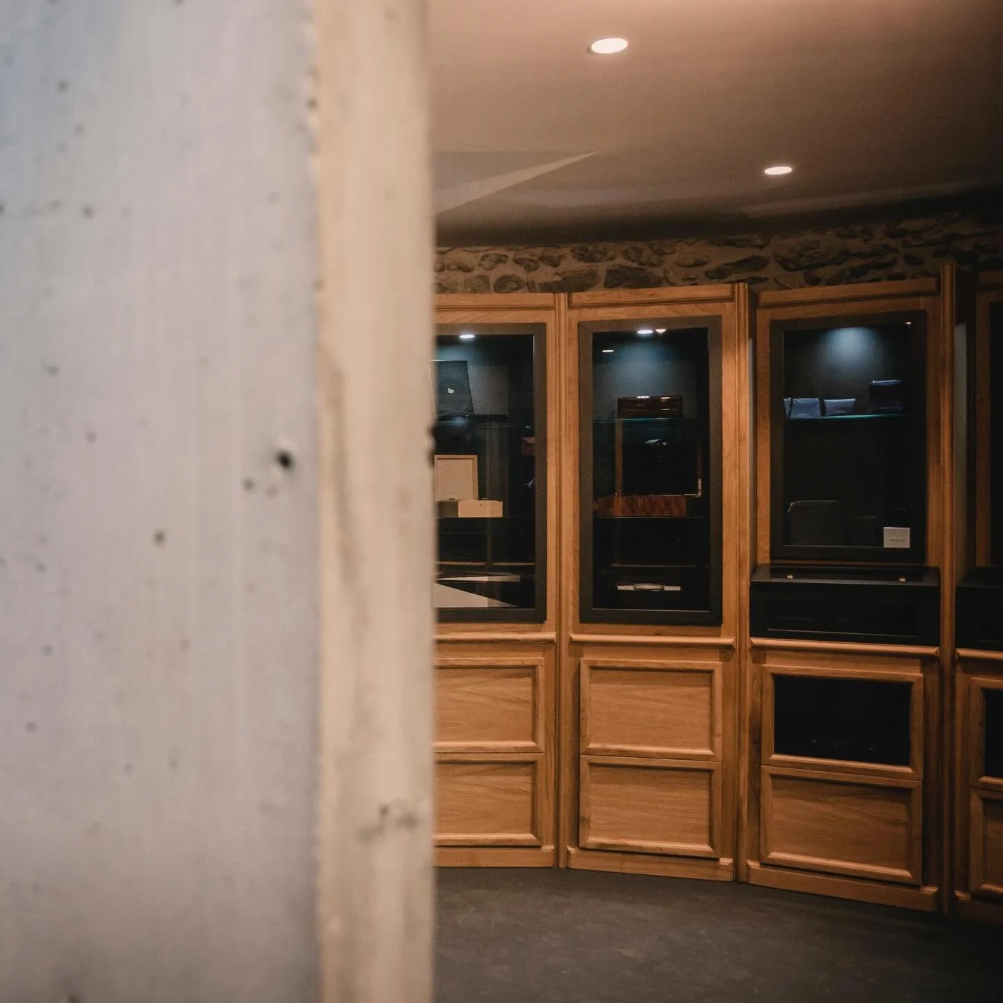 Dans ces vitrines, chaque pi&egrave;ce raconte l&rsquo;excellence de l&rsquo;Atelier Luxe.

#AtelierLuxe #ArtisanatdArt #SavoirFaireFrancais #DesignFran&ccedil;ais #HauteFacture #MadeInFrance #ObjetsdException #FineCraftsmanship #PresentationDeLuxe #