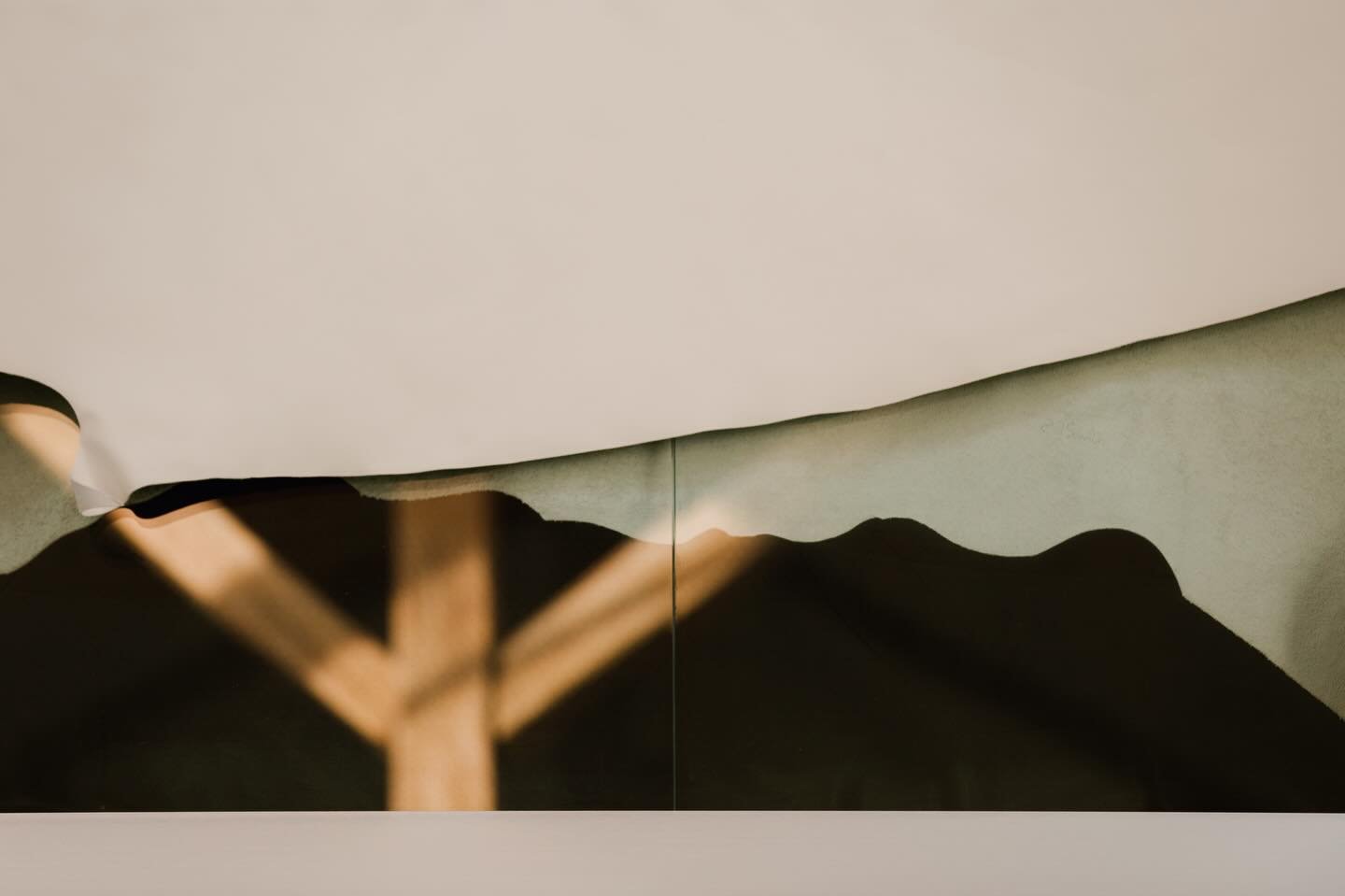 Lumi&egrave;re, ombre, mati&egrave;re.
Le cuir se transforme en paysage sensible.

#AtelierLuxe #ArtisanatdArt #Cuir #SavoirFaireFrancais #MadeInFrance #DesignFran&ccedil;ais #HauteFacture #ObjetsdException #FineCraftsmanship #LeatherArt #LightAndSha