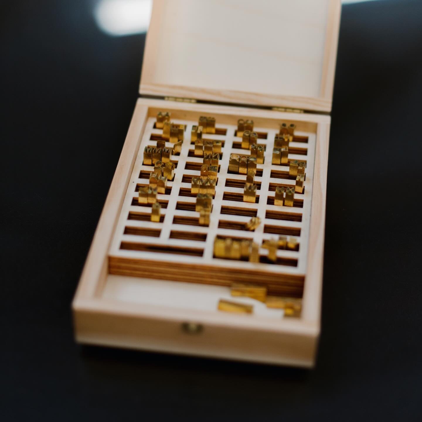 Le d&eacute;tail fait la signature.

#AtelierLuxe #ArtisanatdArt #HauteFacture #SavoirFaireFrancais #DesignFran&ccedil;ais #MadeInFrance #ObjetsdException #Signature #Marquage #marquageachaud #FineCraftsmanship #StampingTools #BrassTools #SignatureDe