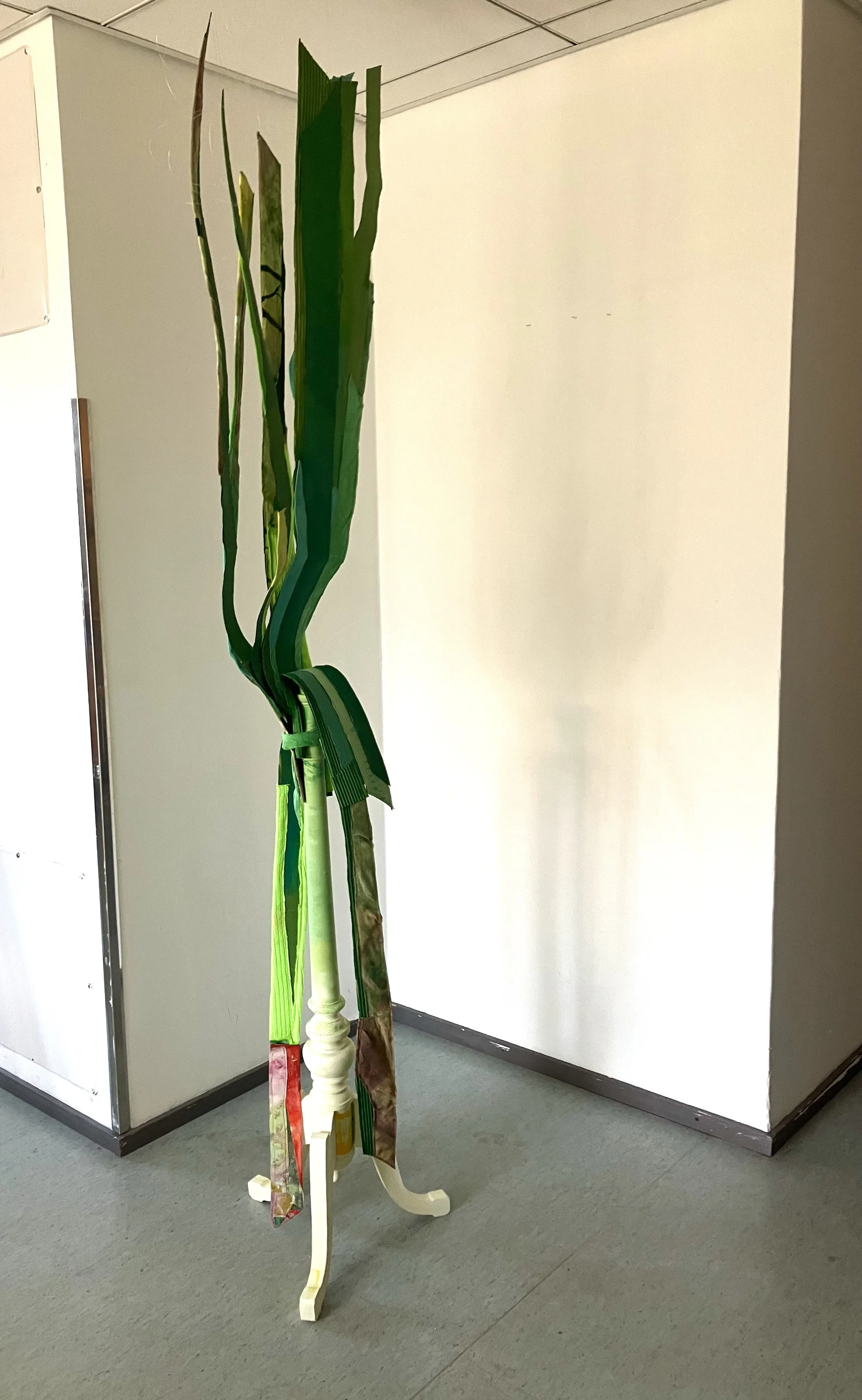 Purjo / Leek, 2026, 200 cm x 40 cm x 40 cm, acryl, canvas, cardboard and found object, at Gallery Huuto Living room exhibition