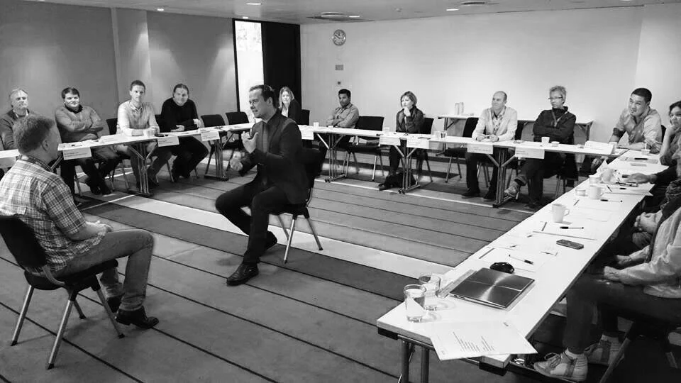 Her leder Ole Andre Bråten en fysisk workshop for fagforeningen NITO under oljekrisen. Møteleder må etablere den samme tur-takning digitalt for å lykkes med gode nettmøter. Det er krevende - men mulig.