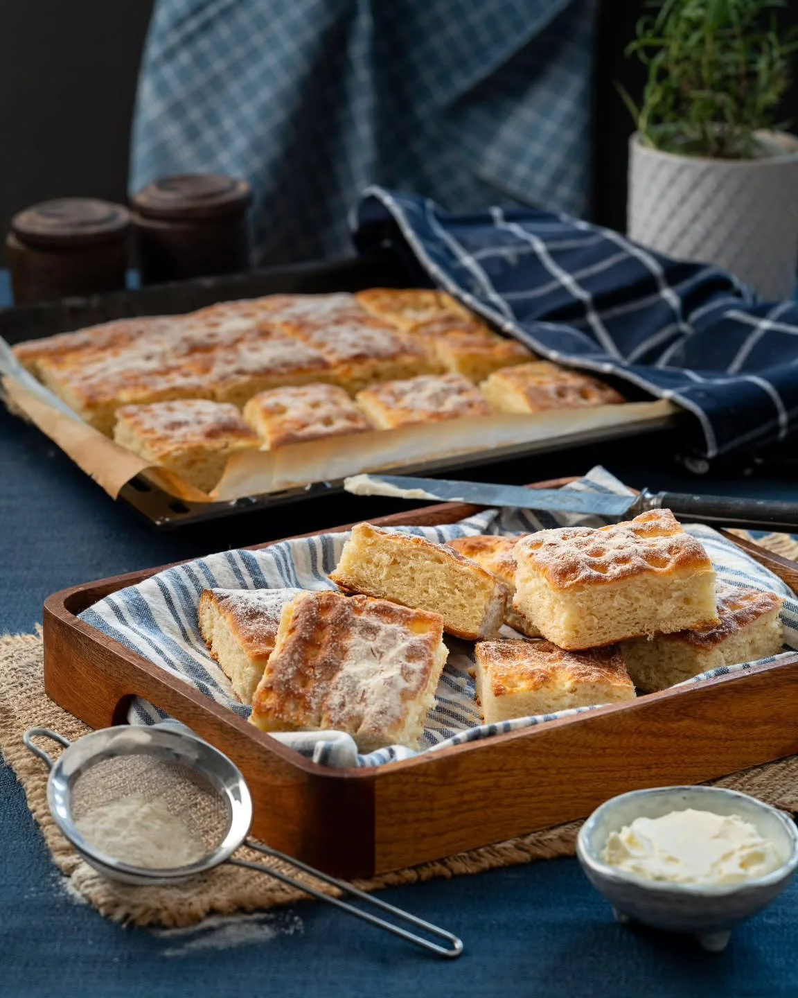 Till helgfrukosten! Tekakor i l&aring;ngpanna, ett s&auml;rskilt bra tips till Fars Dag ✴️ 

Degen till tekakorna &auml;r enkel att arbeta med. Jag g&ouml;r tekakorna i l&aring;ngpanna s&aring; slipper man rulla en och en, ett bekv&auml;mt s&auml;tt 