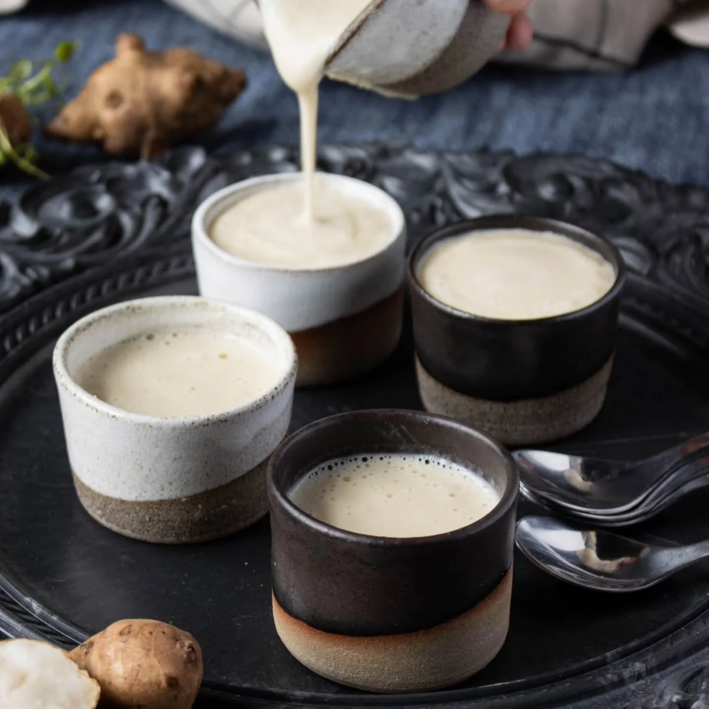 Soppa beh&ouml;ver inte n&ouml;dv&auml;ndigtvis serveras ur en djup tallrik, jag serverar den g&auml;rna ur muggar och ofta p&aring; mingelbuff&eacute;er. Faktiskt en riktigt bra inledning p&aring; en fest, som tilltugg. 

Samlas utomhus kring en eld