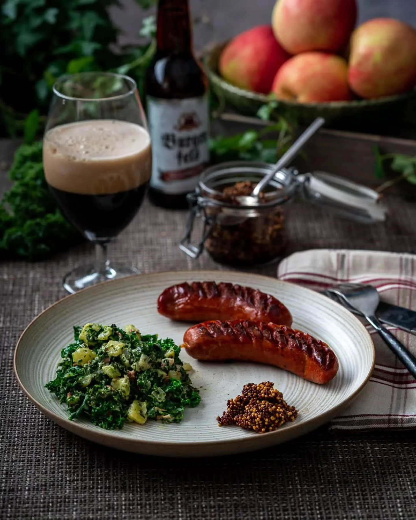 En riktigt stabbig h&ouml;str&auml;tt som egentligen &auml;r ganska olik mig, den s&auml;tter sig onekligen d&auml;r den ska men &auml;r otroligt god! Det handlar om vildsvinskorv och min sambos goda gr&ouml;nk&aring;lsr&ouml;ra med potatis och bacon