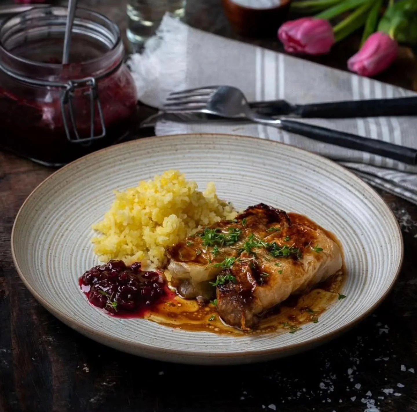 K&aring;ldolmar - en vardagsfavorit!

M&aring;nga butiker s&auml;ljer idag butiksgjorda k&aring;ldolmar och det brukar jag k&ouml;pa hem. 

Med pressad potatis eller hemmagjort mos och r&aring;r&ouml;rda lingon blir det till en utm&auml;rkt vardagsr&
