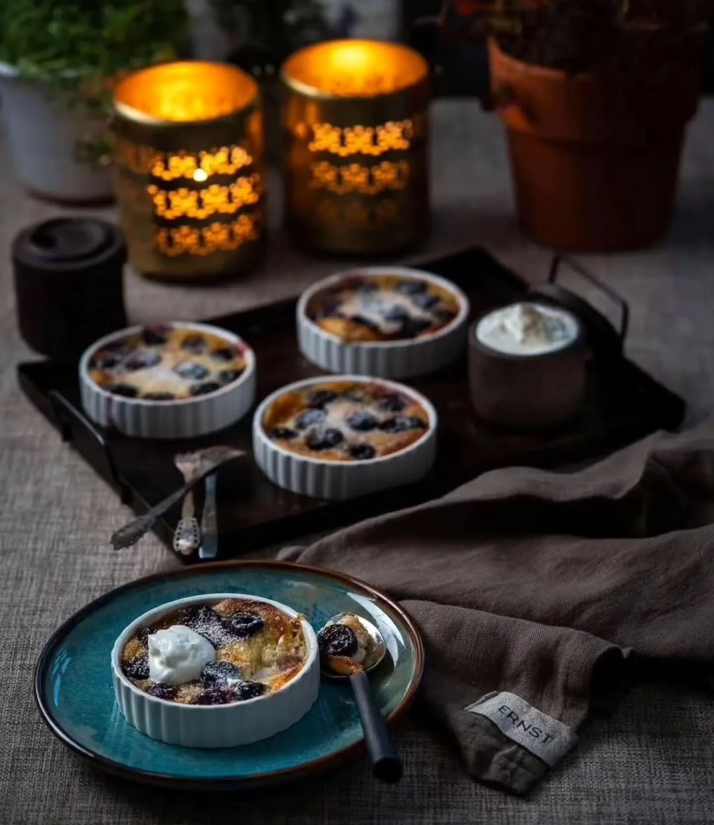 K&ouml;rsb&auml;rskaka med vaniljkvarg 🍒

Detta recept p&aring;minner om den franska Clafoutin. Du kan s&aring;klart byta k&ouml;rsb&auml;ren mot andra b&auml;r. 

Servera g&auml;rna med en l&auml;tt syrlig kvarg.

Ca 6 st

ca 5 dl frysta k&ouml;rsb