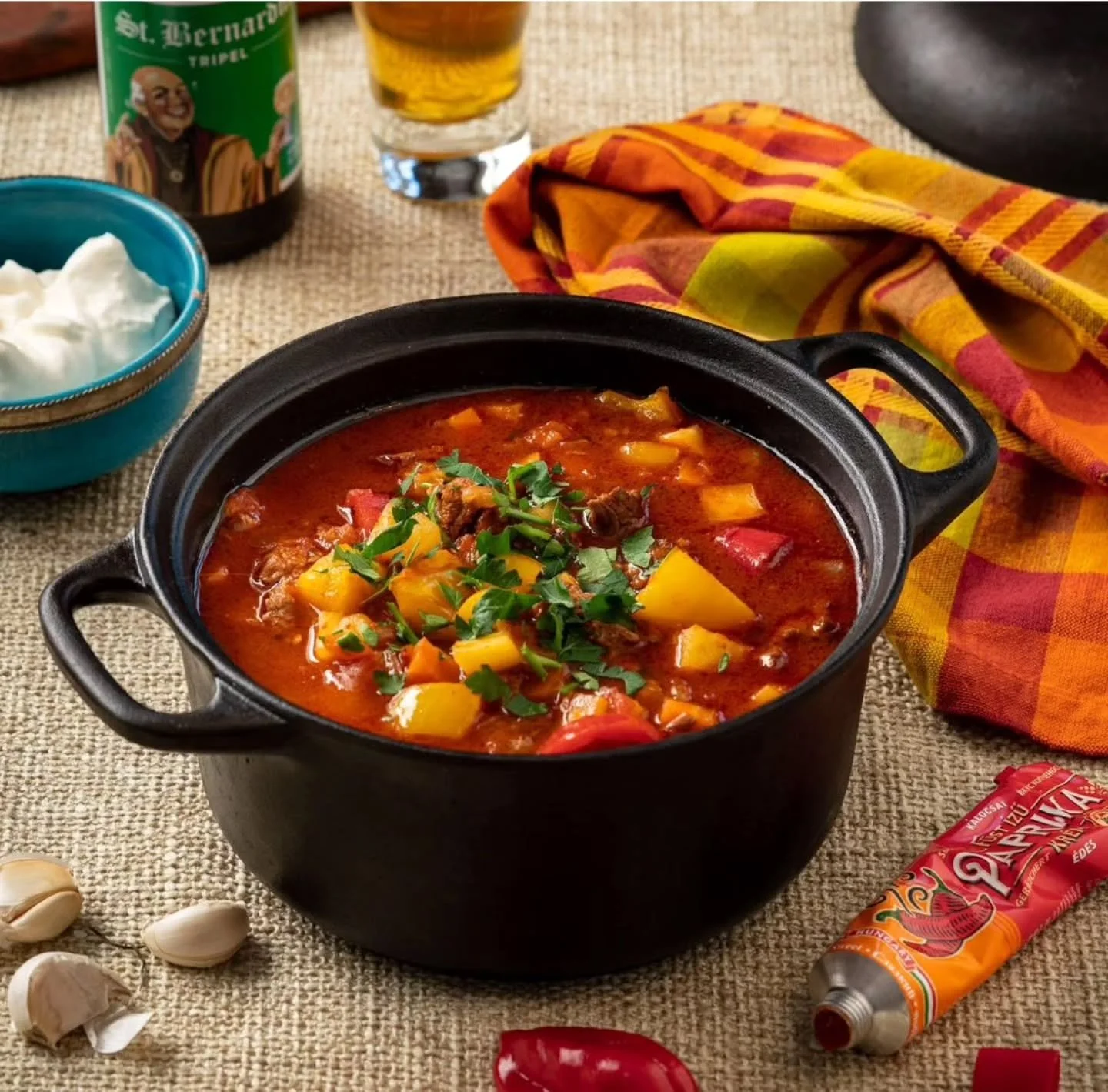 Gulaschgryta 🍁

En riktig gulasch ska g&ouml;ras fr&aring;n grunden med autentiska kryddor. Anv&auml;nd g&auml;rna ungerska kryddor och paprika- eller gulaschcr&egrave;me f&ouml;r att f&aring; en fyllig smak. 

Cr&egrave;merna finns att k&ouml;pa p&