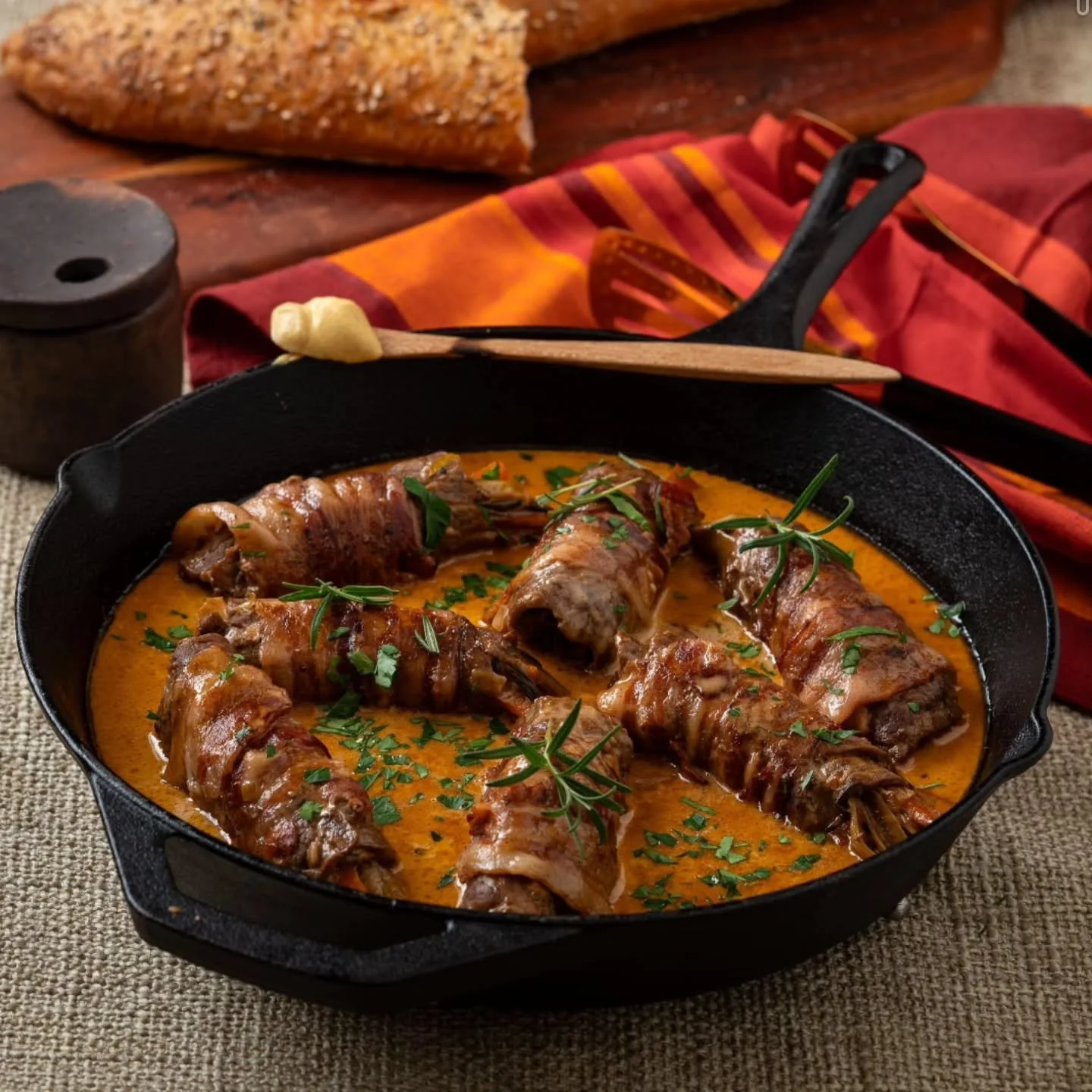 Fyllda l&ouml;vbiffsrullader i gr&auml;dds&aring;s 🍁

S&aring; goda rullader i en underbar s&aring;s! 

8 skivor l&ouml;vbiff
4 msk Dijonsenap
1 morot
En bit purjol&ouml;k
F&auml;rsk rosmarin
1 paket bacon
Salt och peppar
Hackad persilja

S&aring;s
