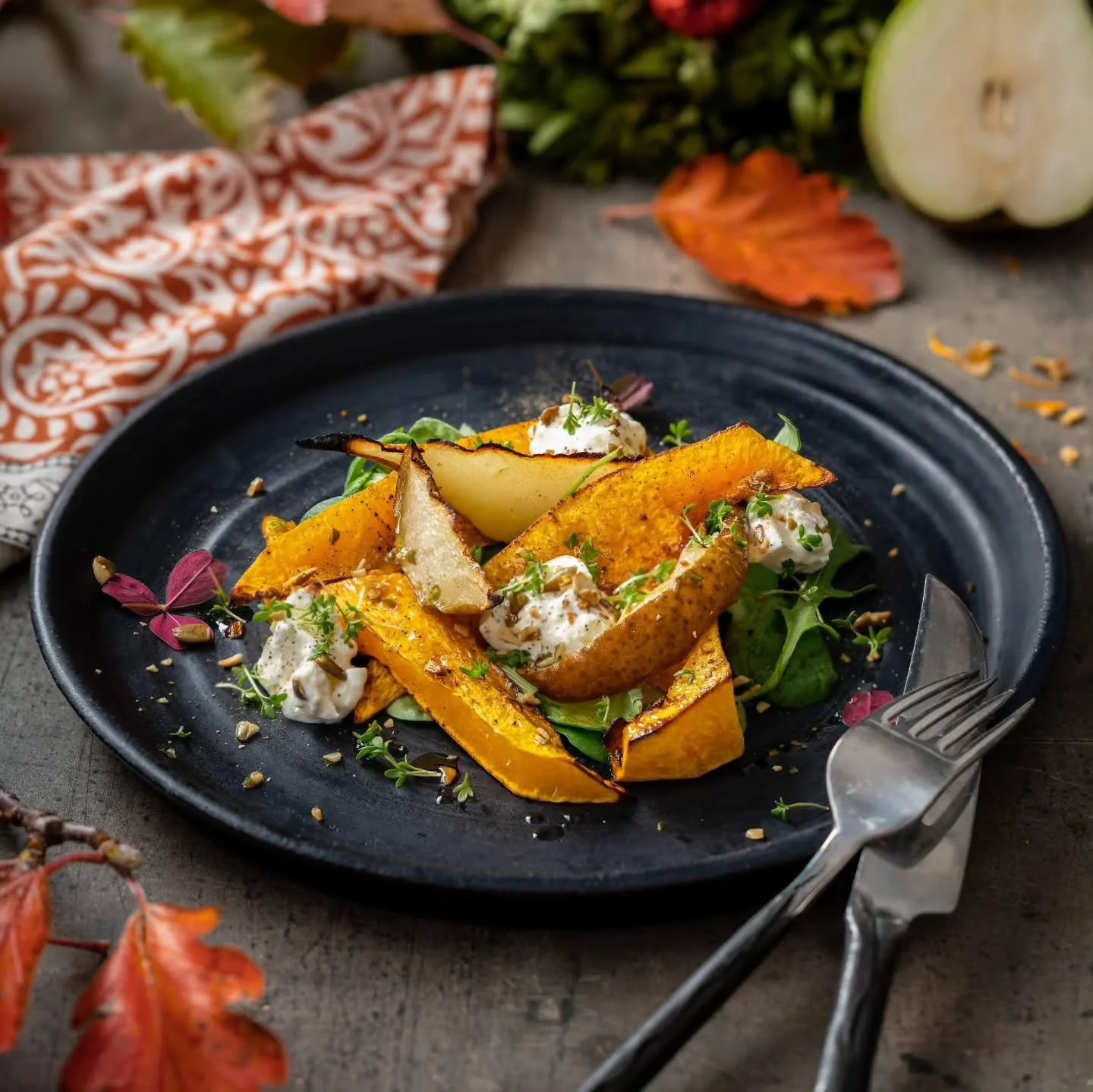 Bakad pumpa med p&auml;ron, burrata och pumpak&auml;rnor 🍊

1 butternutpumpa
1 msk olivolja
Paprikakrydda, salt &amp; svartpeppar
2 p&auml;ron
1 dl pumpak&auml;rnor + 1 msk olivolja
1 burrata
F&auml;rsk basilika

Vin&auml;grett

4 tsk olivolja
2 msk