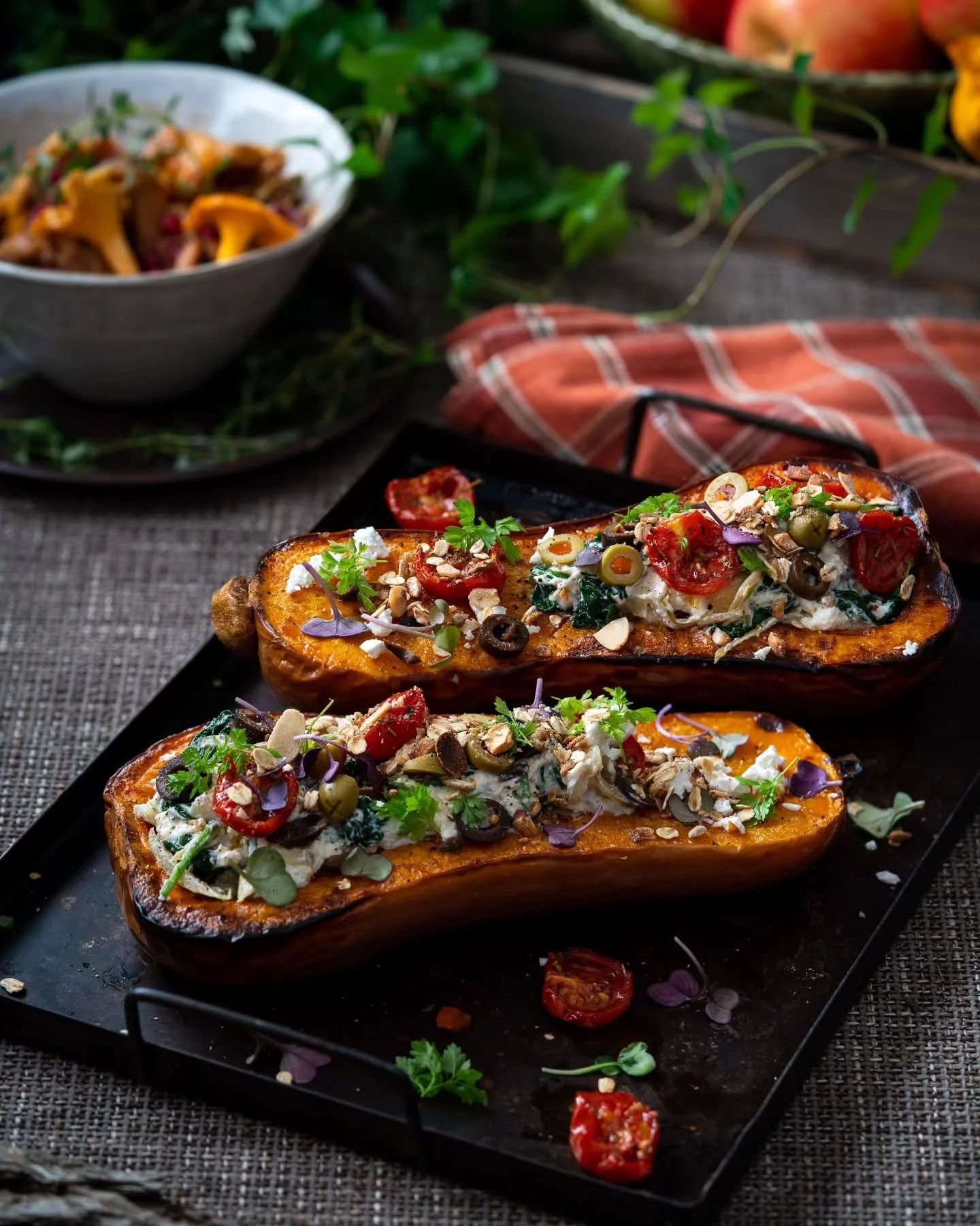 Pumpatider! 🍊

Butternut squash, k&auml;nd i Australien och Nya Zeeland som butternut pumpa eller gramma, &auml;r en typ av vintersquash som v&auml;xer p&aring; vinstockar men det finns &auml;ven en dv&auml;rgsquash som kan odlas hemma i tr&auml;dg&