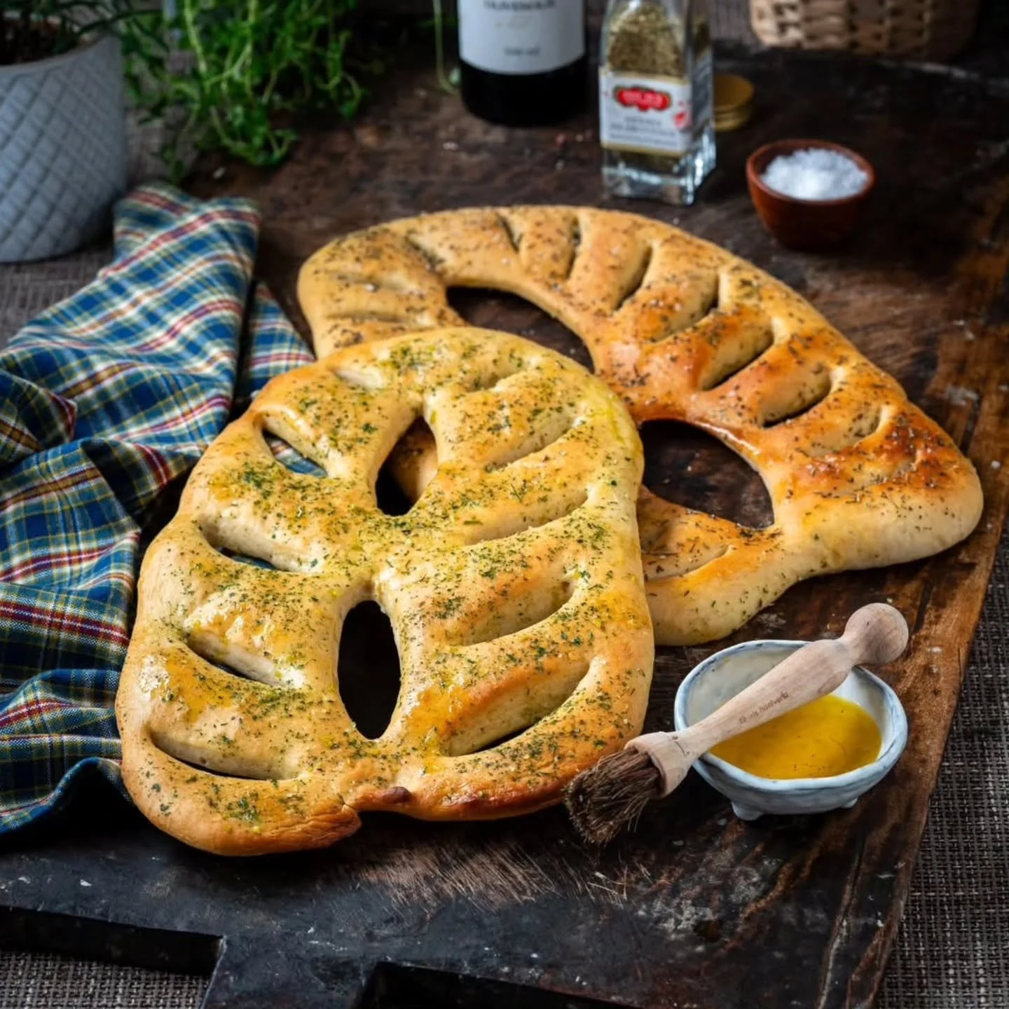 Fougasse 🇨🇵

Fougasse &auml;r ett provencalskt br&ouml;d som &auml;r format som ett veteax och f&ouml;rest&auml;ller Livets Tr&auml;d.

Brytbr&ouml;det &auml;r b&aring;de mycket gott och otroligt vackert p&aring; vilket buff&eacute;bord som helst. 