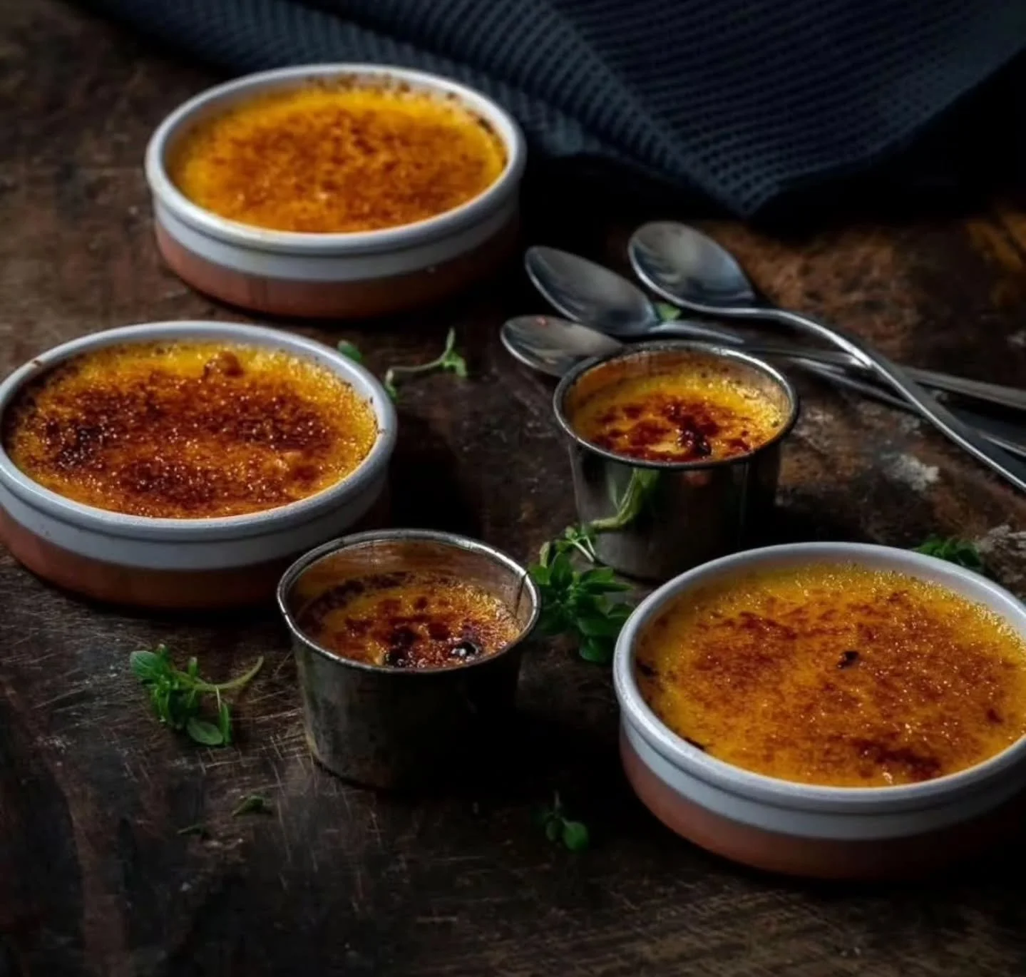 En av de godaste desserter som finns!

Crema Catalana&nbsp;

5 dl gr&auml;dde (eller h&auml;lften mj&ouml;lk)
1 vaniljst&aring;ng/riven tonkab&ouml;na
1 kanelst&aring;ng
1 stj&auml;rnanis
1 apelsin
6 &auml;ggulor
1 dl socker

Koka upp gr&auml;dden me