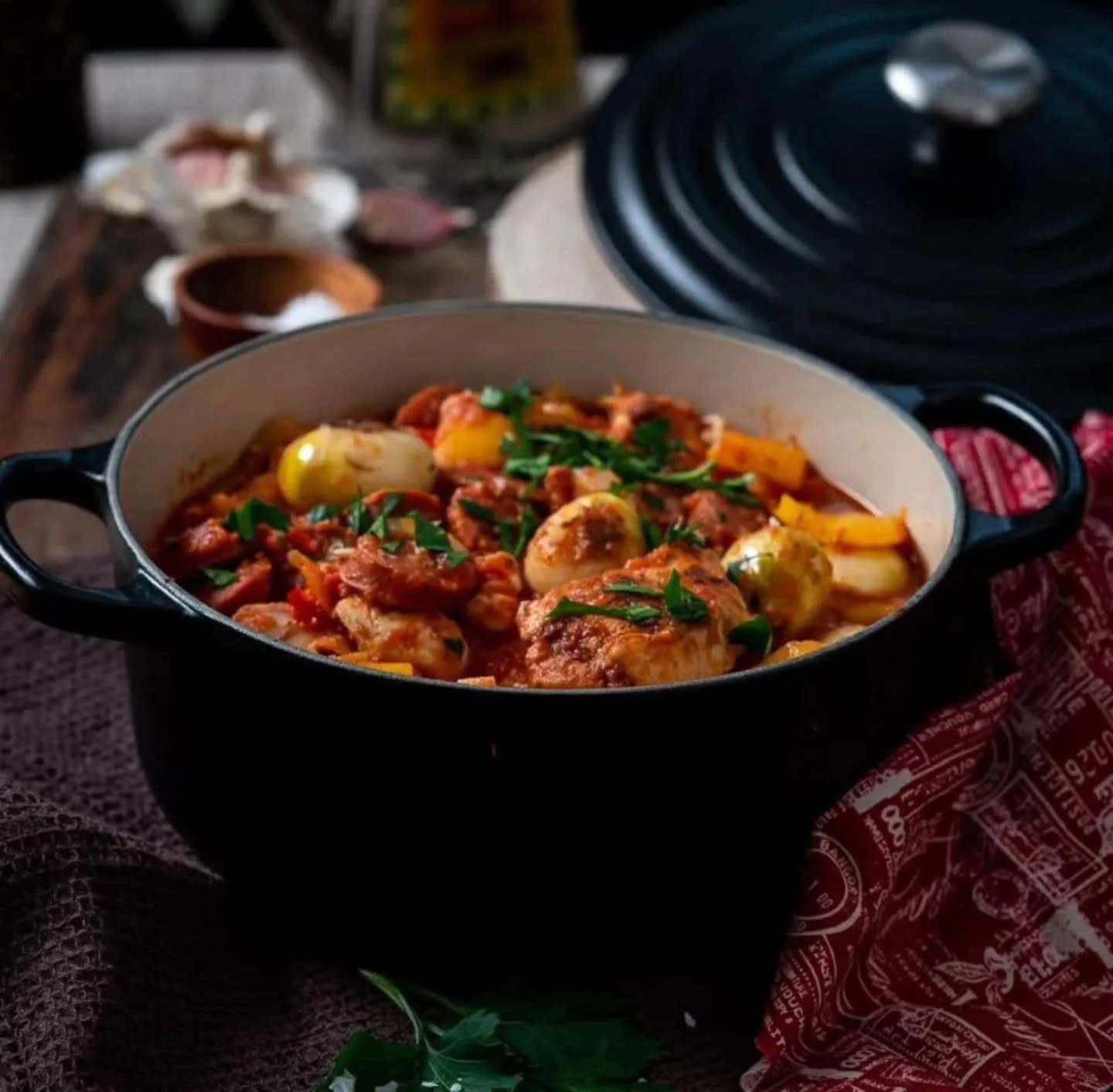 Kycklinggryta med chorizo 🍁

4 pers

1 kg kycklingfil&eacute;
1 chorizo
1 msk olivolja
1 msk sm&ouml;r
1 vitl&ouml;ksklyfta
1 gul l&ouml;k
1 r&ouml;d chili
1 p&aring;se stekl&ouml;kar
1 gul paprika
2 msk tomatpur&eacute;
1 dl vitt vin
1 burk krossad