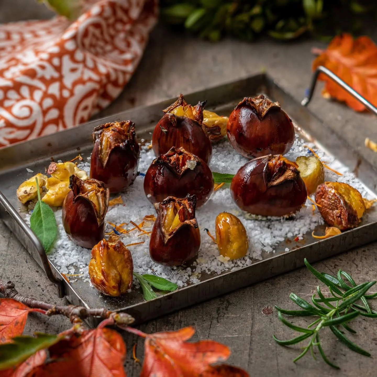 Rostade kastanjer med apelsinhonung 🍁

Rostade kastanjer &auml;r otroligt gott och serveras b&auml;st som snacks. Den &auml;kta &auml;tbara kastanjen ska inte f&ouml;rv&auml;xlas med h&auml;stkastanj som faktiskt &auml;r giftig. 

&Auml;tbara kastan