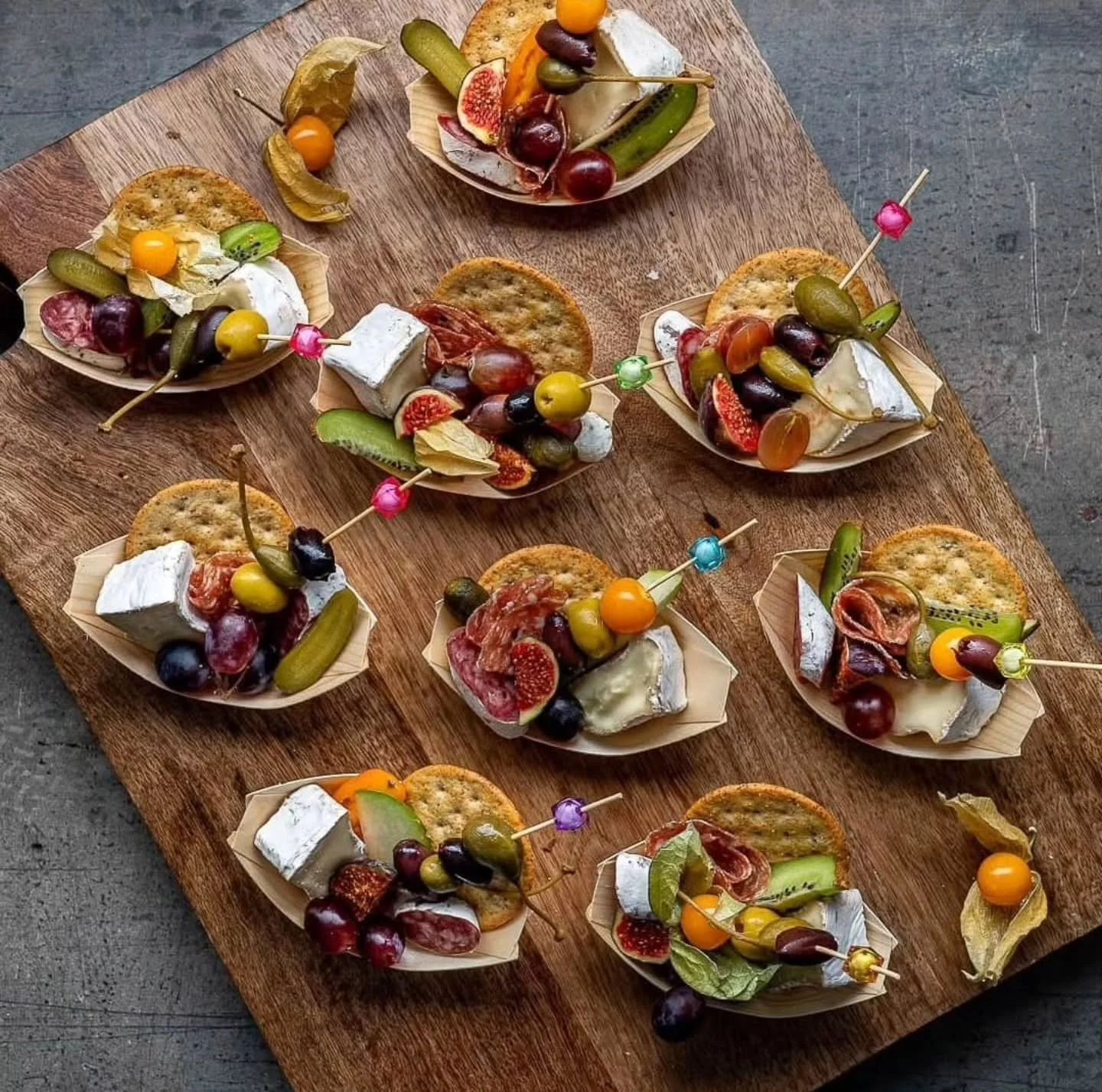 Mingelv&auml;nligt fingerfood 🎉

Eng&aring;ngsb&aring;tar med salami, ost, oliver, kex mm.

Perfekta att mingla omkring med och man slipper pilla bland andras bitar p&aring; fat.

S&auml;rskilt praktiskt om det &auml;r en stor fest med m&aring;nga g