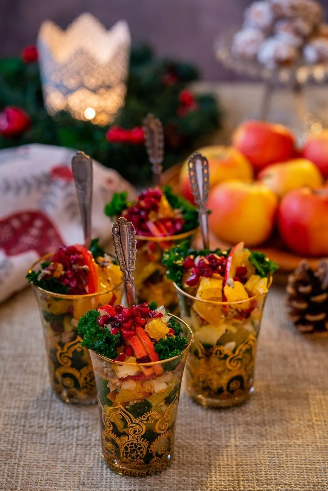 Glas med grönkål, apelsin, granatäpple, nötter och äppelvinägrett 