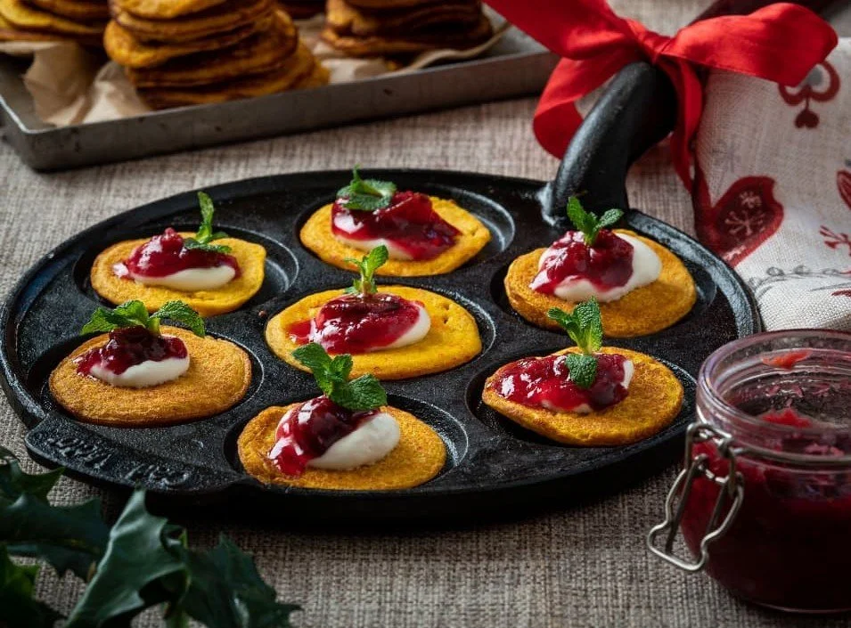 Saffransplättar med grädde och sylt