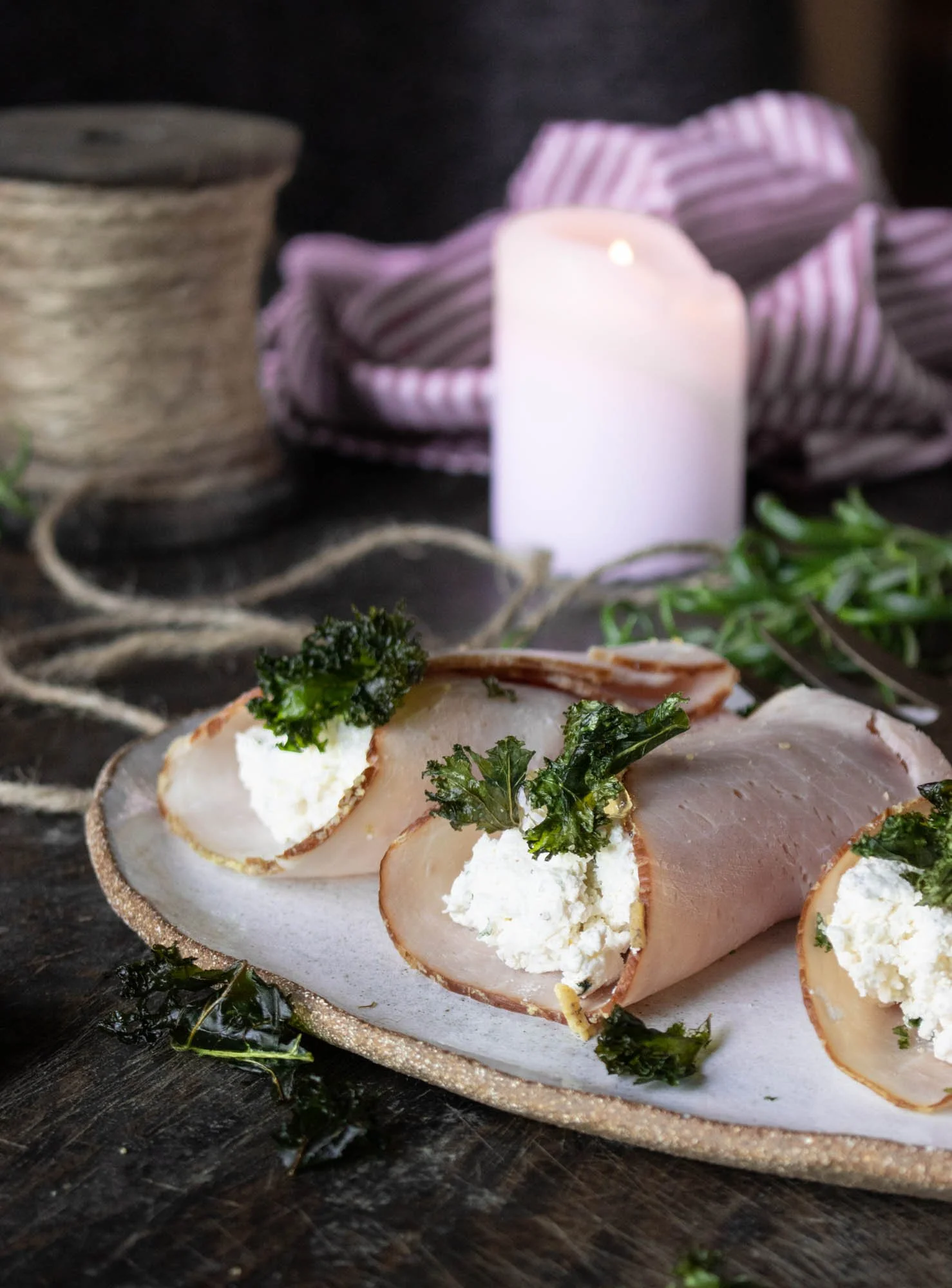 Julskinka med senaps- &amp; grönkålsröra  och grönkålschips