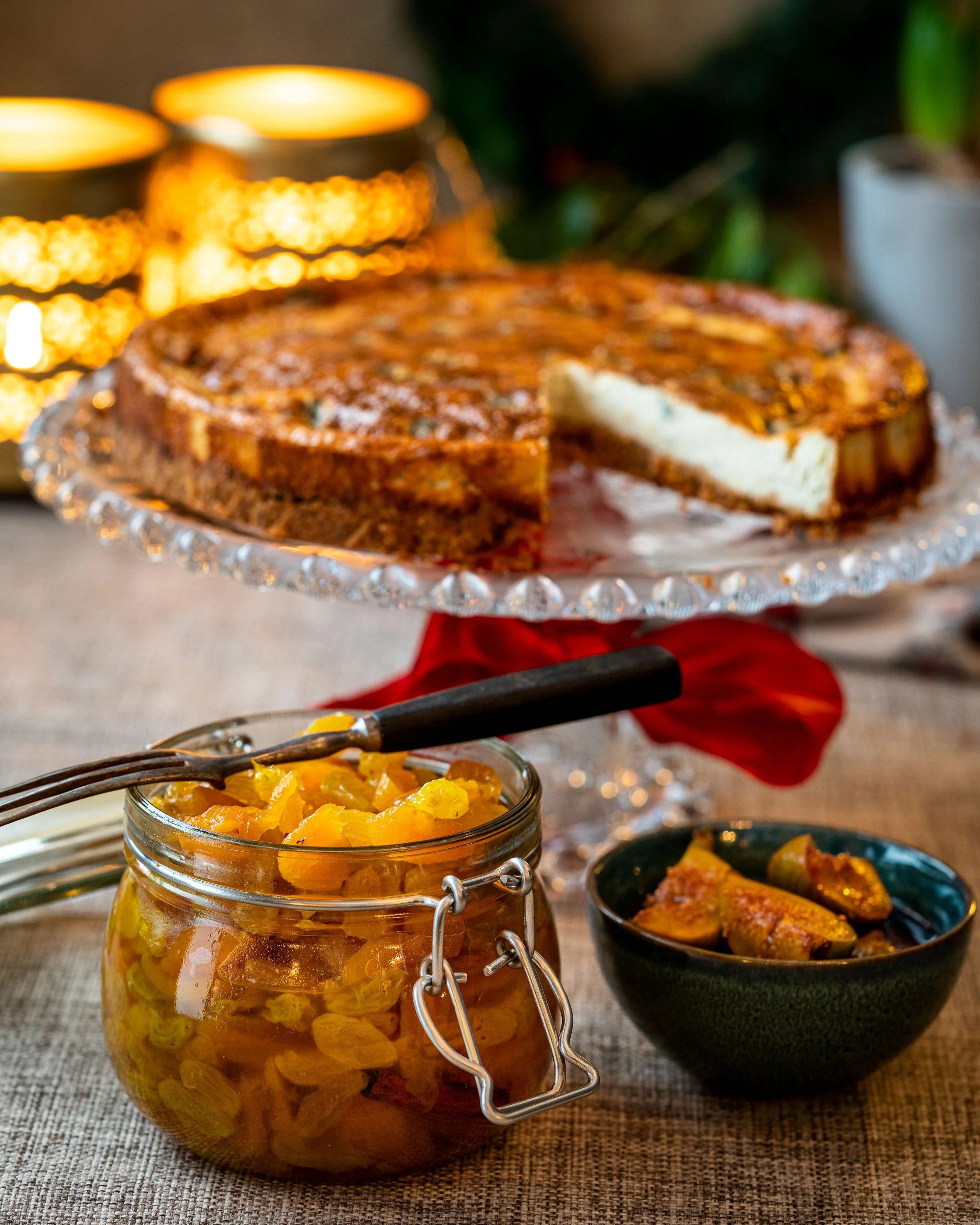 Ädelostkaka med glöggfikon och aprikoschutney