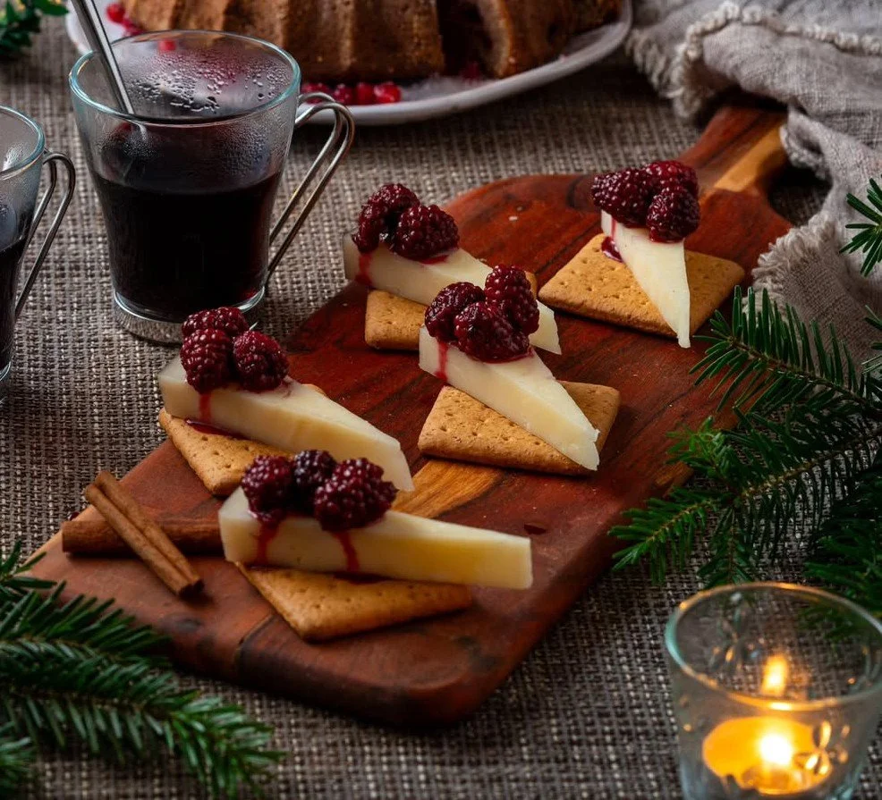 Ost med glöggmarinerade björnbär