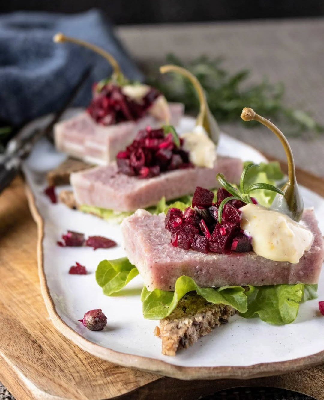 Rågbröd med fläsksylta, rödbetsallad och senapsmajjo