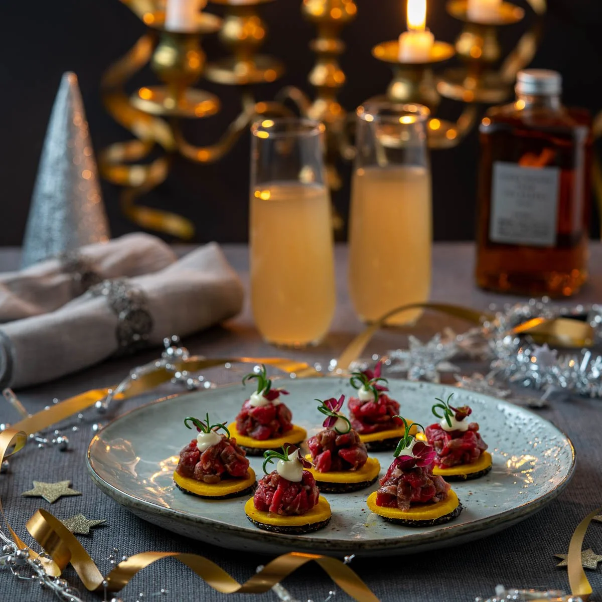 Sesamkex med whiskygravad oxfilé och picklad gulbeta 